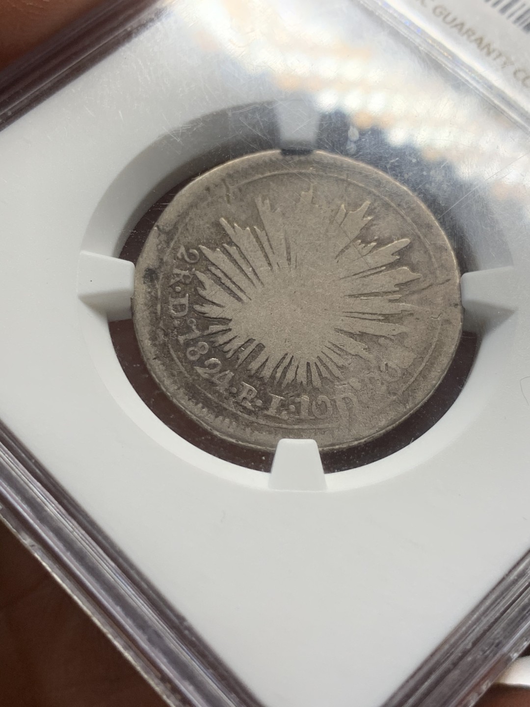 《竞宝斋》第44场-本周日，周一2场连拍（全场顺丰包邮） NGC VG8（亚军分）1824年墨西哥MO曲颈鹰2R银币（NO DOT BEFORE 2R），鹰洋鼻祖，P+N一起只有3枚记录，NO DOT BEFORE 2R 该版别少见