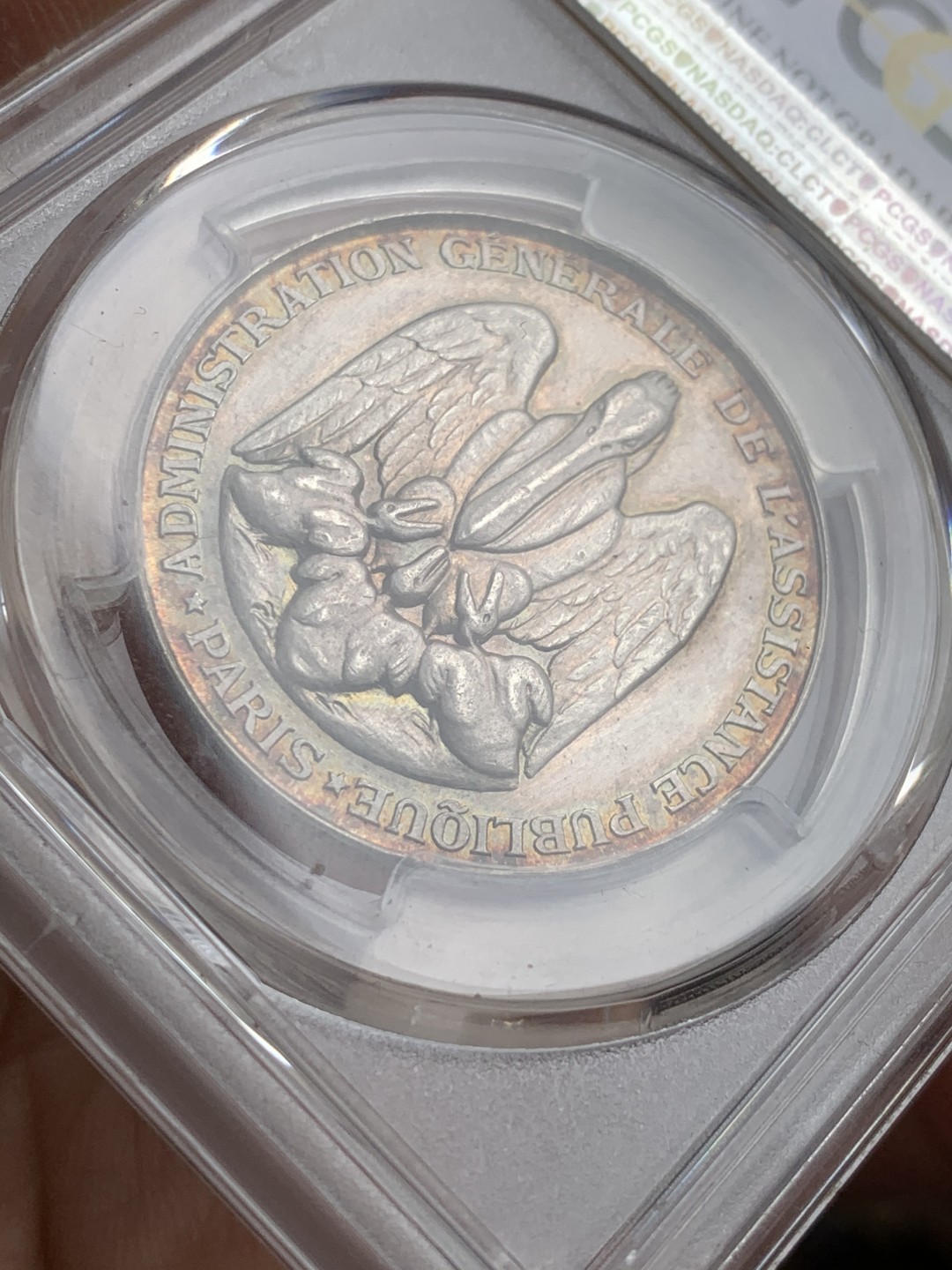 《竞宝斋》第44场-本周日，周一2场连拍（全场顺丰包邮） PCGS UNC 法国 1880年巴黎公共援助总局纪念银章 正面荷马头像 高浮雕 背面鸬鹚喂幼 正面两面金色环彩 特别招人喜爱