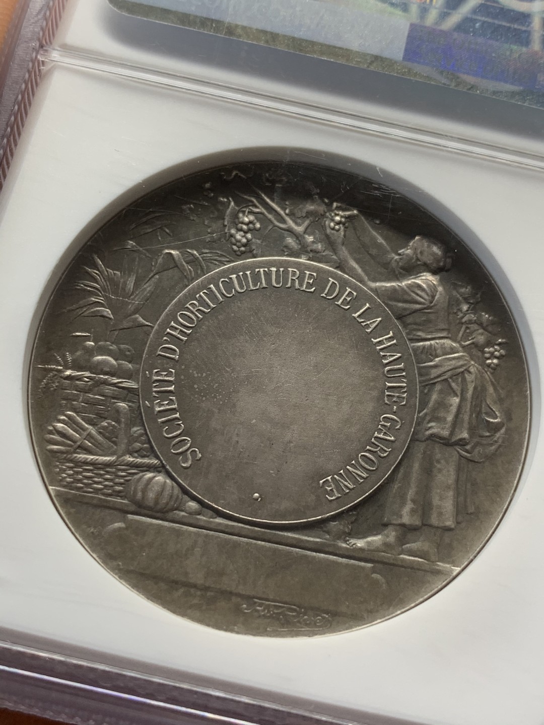 《竞宝斋》第44场-本周日，周一2场连拍（全场顺丰包邮） 法国加龙河园艺协会银章 NGC MS63 加厚盒子 双面黑包浆，黑的入骨入髓，说的就是这种，章的细节刻画的很好，背面未刻字，原汁原味，十分难得