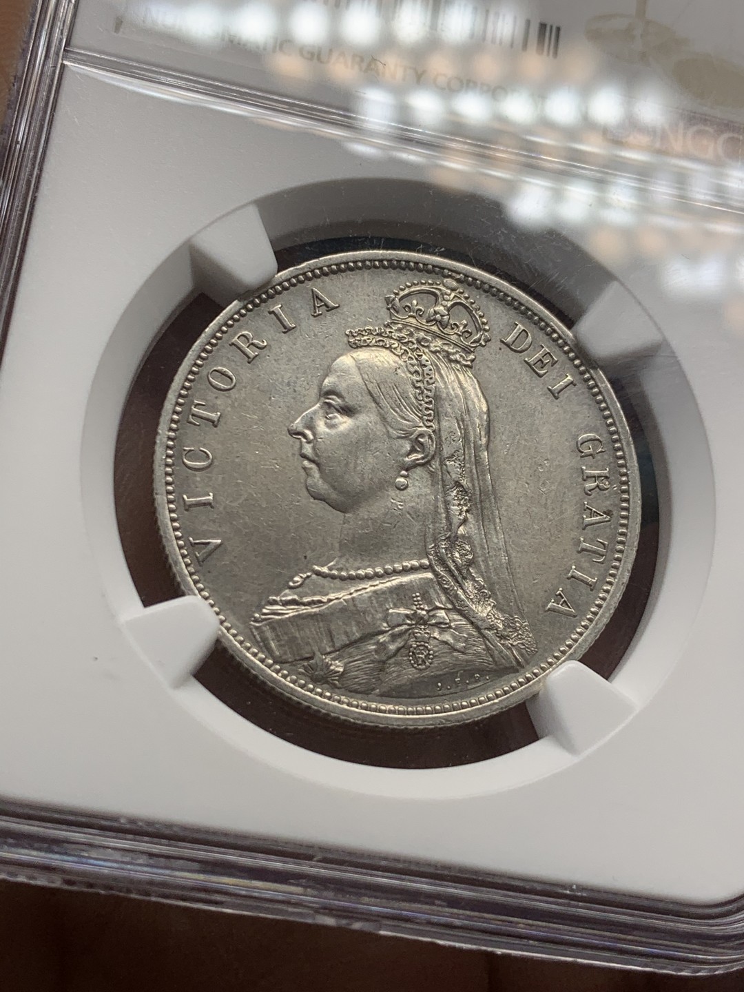 《竞宝斋》第44场-本周日，周一2场连拍（全场顺丰包邮） NGC严评 AUD1887英国维多利亚高冠半克朗1/2克朗银币，1887年为维多利亚高冠克朗首年，英系入门好品种，状态不错，细节好