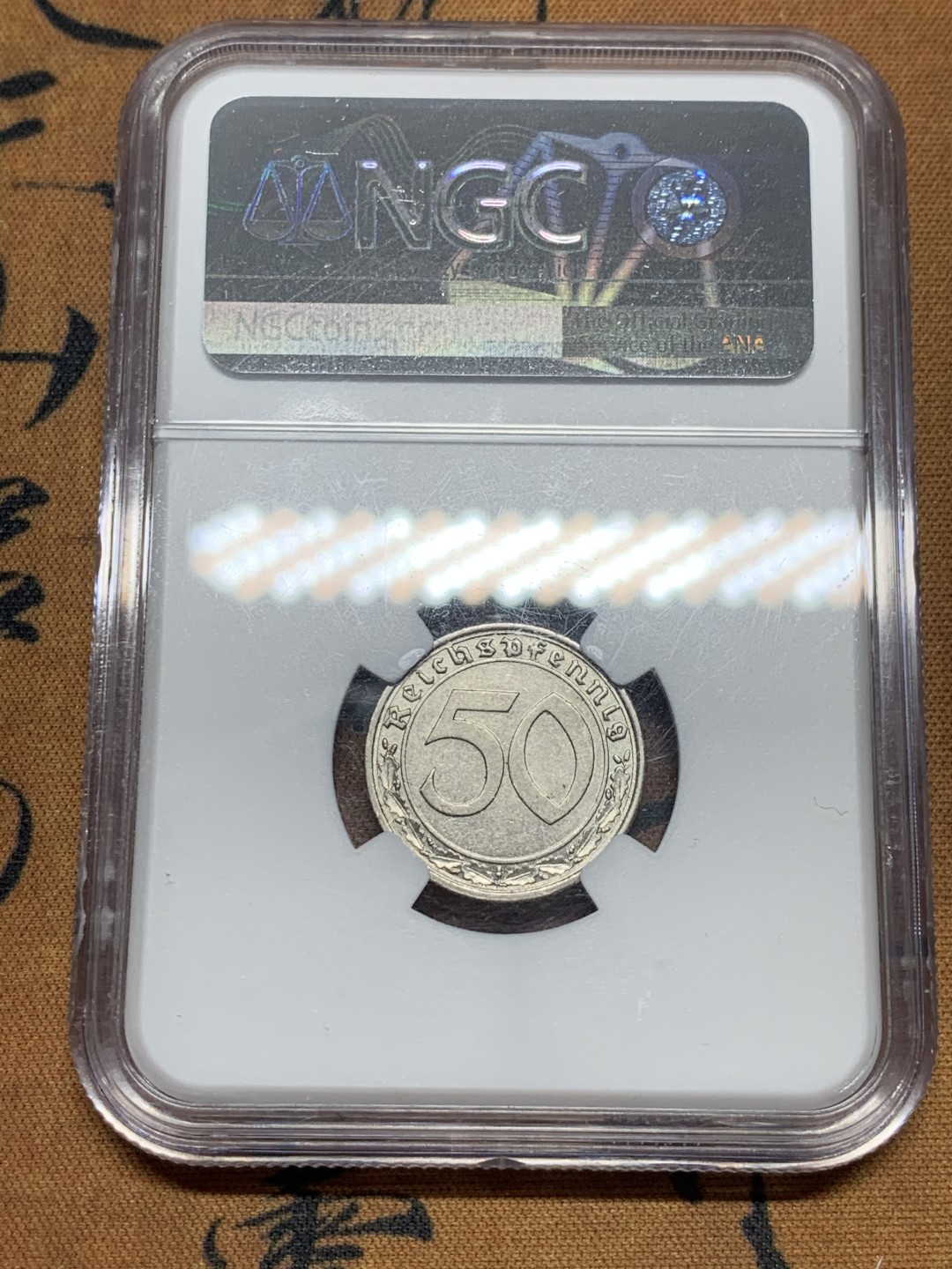 《竞宝斋》第44场-本周日，周一2场连拍（全场顺丰包邮） NGC MS63 德三 1939A 50芬尼 镍币 因为回炉造武器存世稀少 固也叫坦克币 此币存世少高分更是寥寥无几！ 63分可以算是季军分数了！