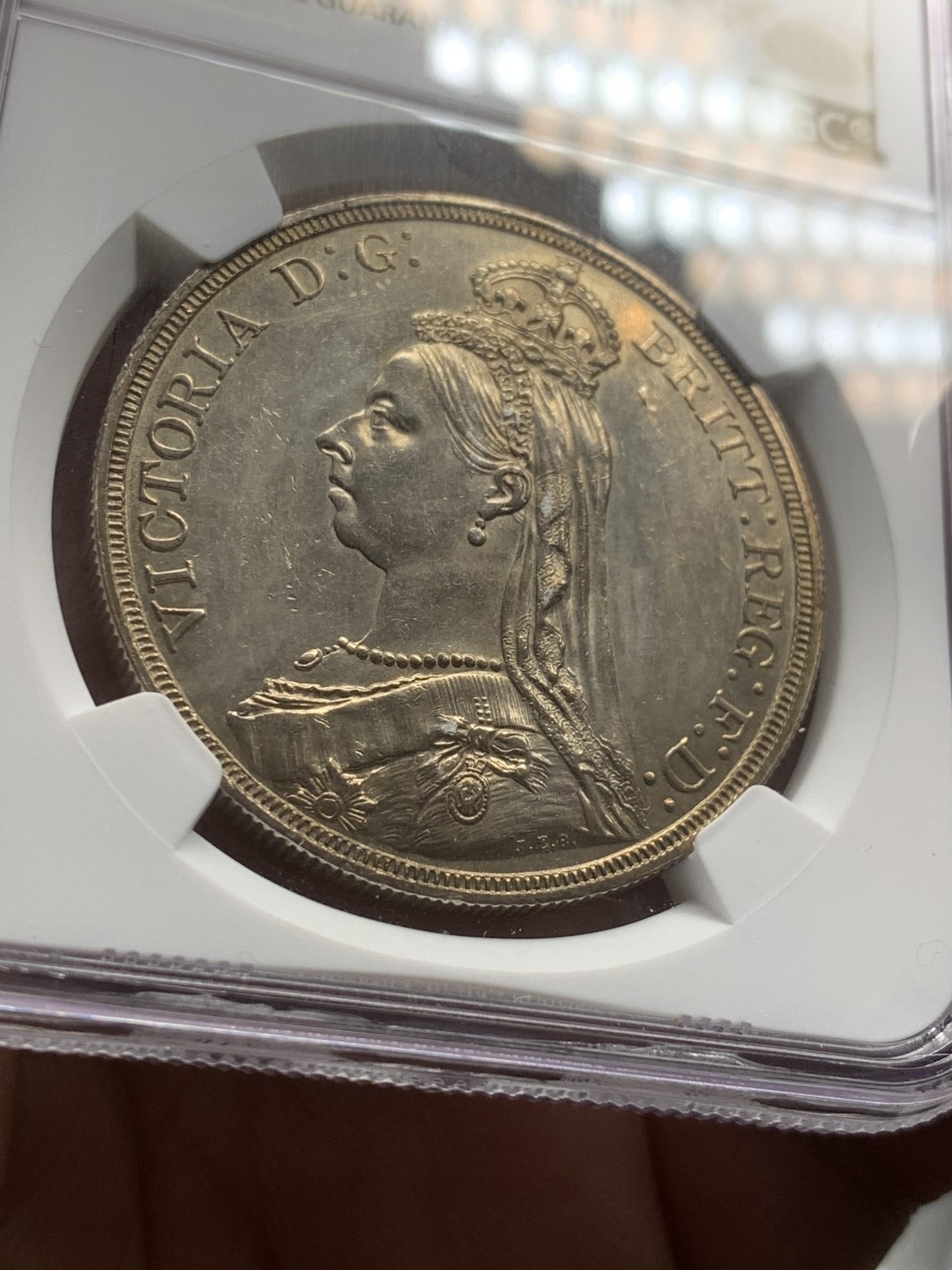 《竞宝斋》第44场-本周日，周一2场连拍（全场顺丰包邮） NGC UNC品质 英国 1887年 维多利亚 高冠 马剑克朗 大银币 剑锋清晰 难得佳品