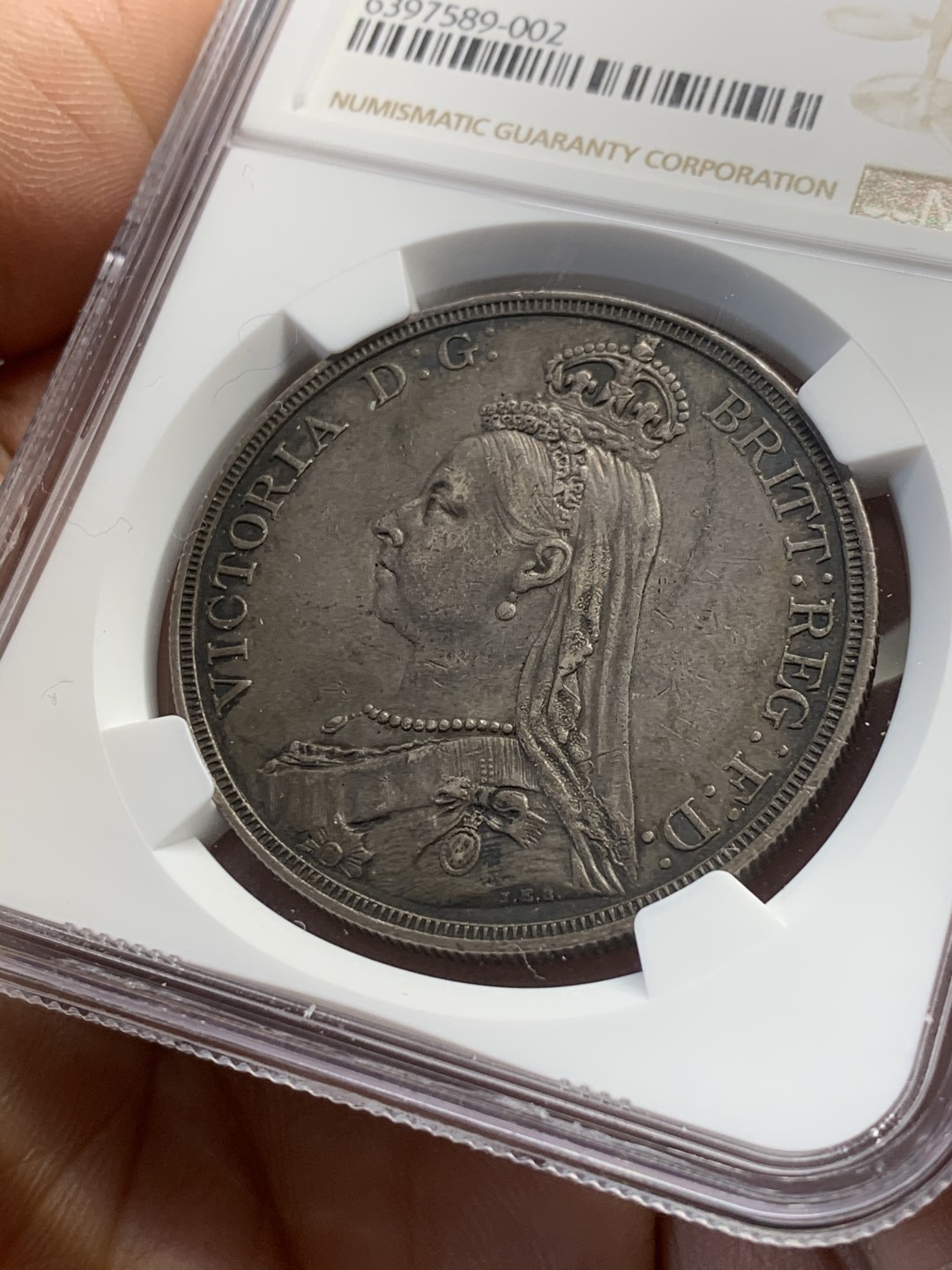 《竞宝斋》第44场-本周日，周一2场连拍（全场顺丰包邮） NGC AU53 黑彩深包浆 英国 1887年 维多利亚 高冠 马剑克朗银币 包浆币给分实在不容易