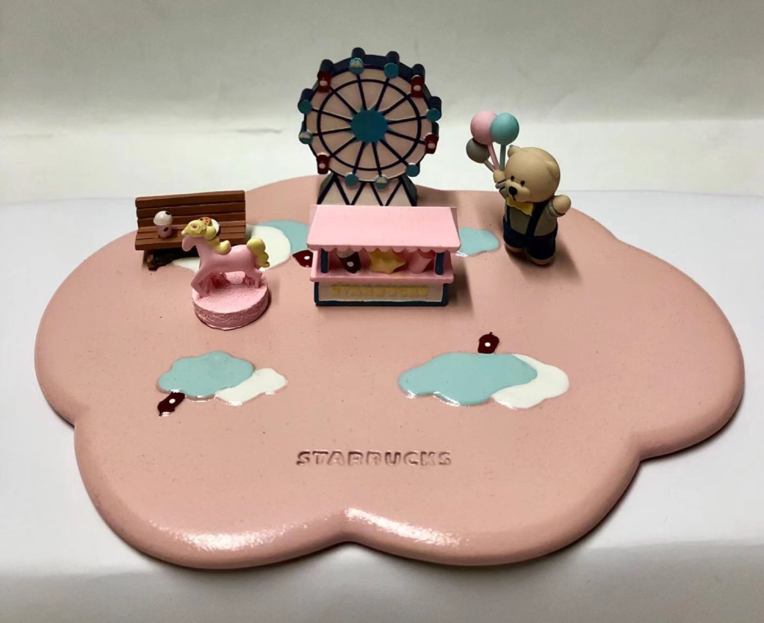 零元拍：原品全新星巴克圣诞节日庆典游乐场情景咖啡杯垫。独特的游乐场造型