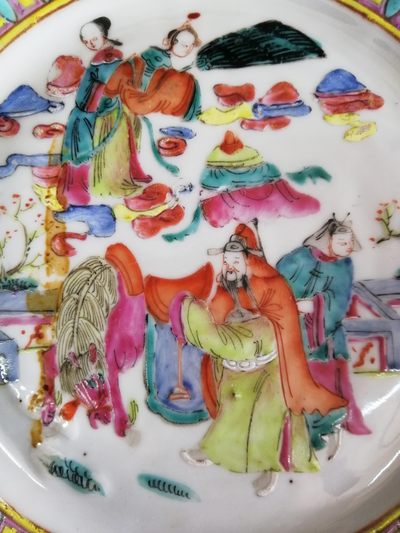 包真包老到代之清代光绪粉彩伍子胥遇仙人物故事纹大盘全品相！ 规格尺寸：盘口径约21.5厘米。品相描述：完美全品相！有岁月苍桑留下厚重的包桨感，发色艳丽完美～画工有很高的艺术价值，属细路份！有很好的收藏价值！详细就看图片，手机自然光下拍摄，无修图，实物比照片好看。 包真包老到代之清代光绪粉彩伍子胥遇仙人物故事纹大盘全品相！ 规格尺寸：盘口径约21.5厘米。品相描述：完美全品相！有岁月苍桑留下厚重的包桨感，发色艳丽完美～画工有很高的艺术价值，属细路份！有很好的收藏价值！详细就看图片，手机自然光下拍摄，无修图，实物比照片好看。