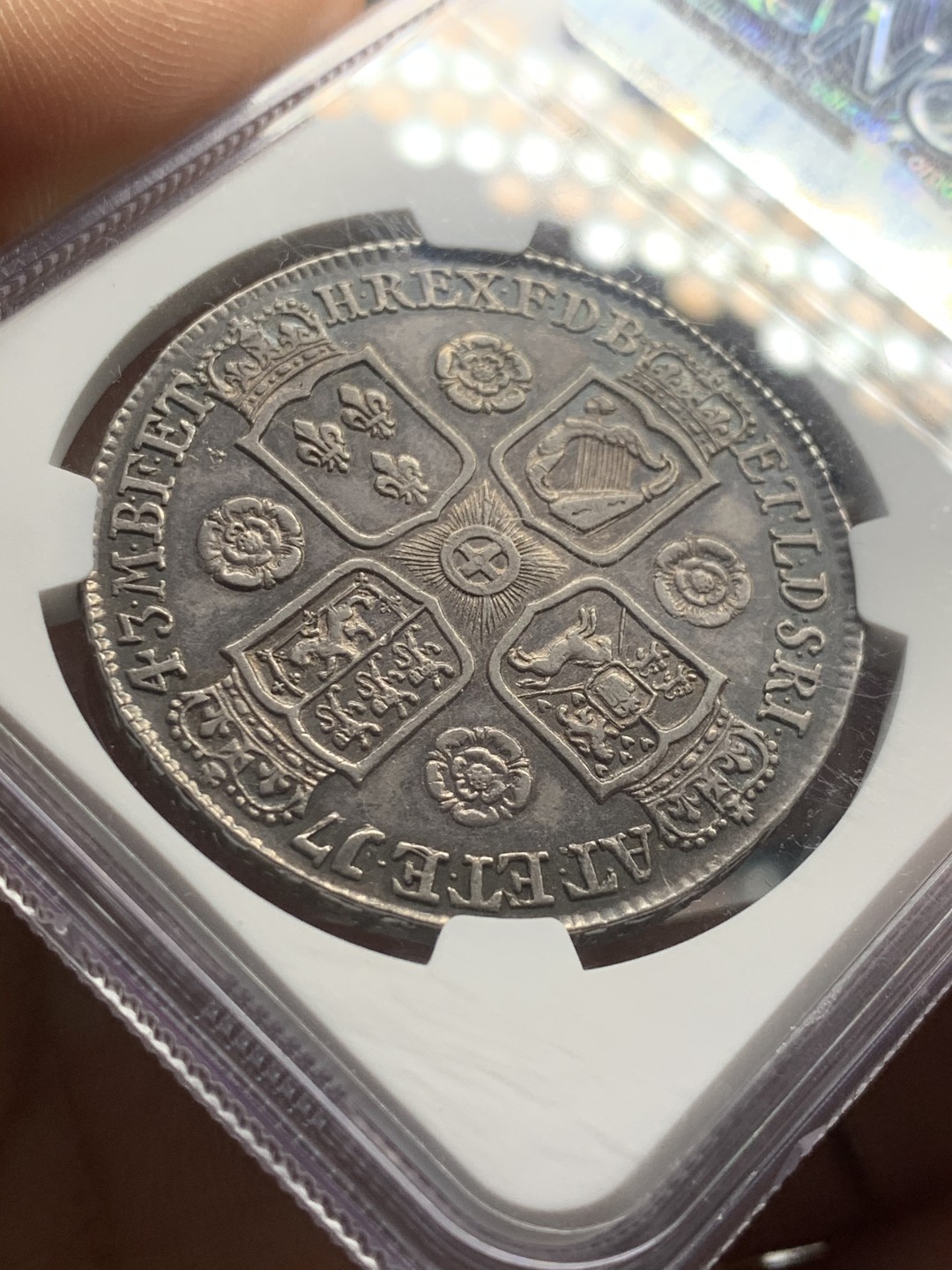 《竞宝斋》第44场-本周日，周一2场连拍（全场顺丰包邮） NGC-AU55 英国 1743年 1克朗银币 铁灰色包浆，细节上佳，乔治二世玫瑰克朗，汉诺威王朝早期克朗价格都不低