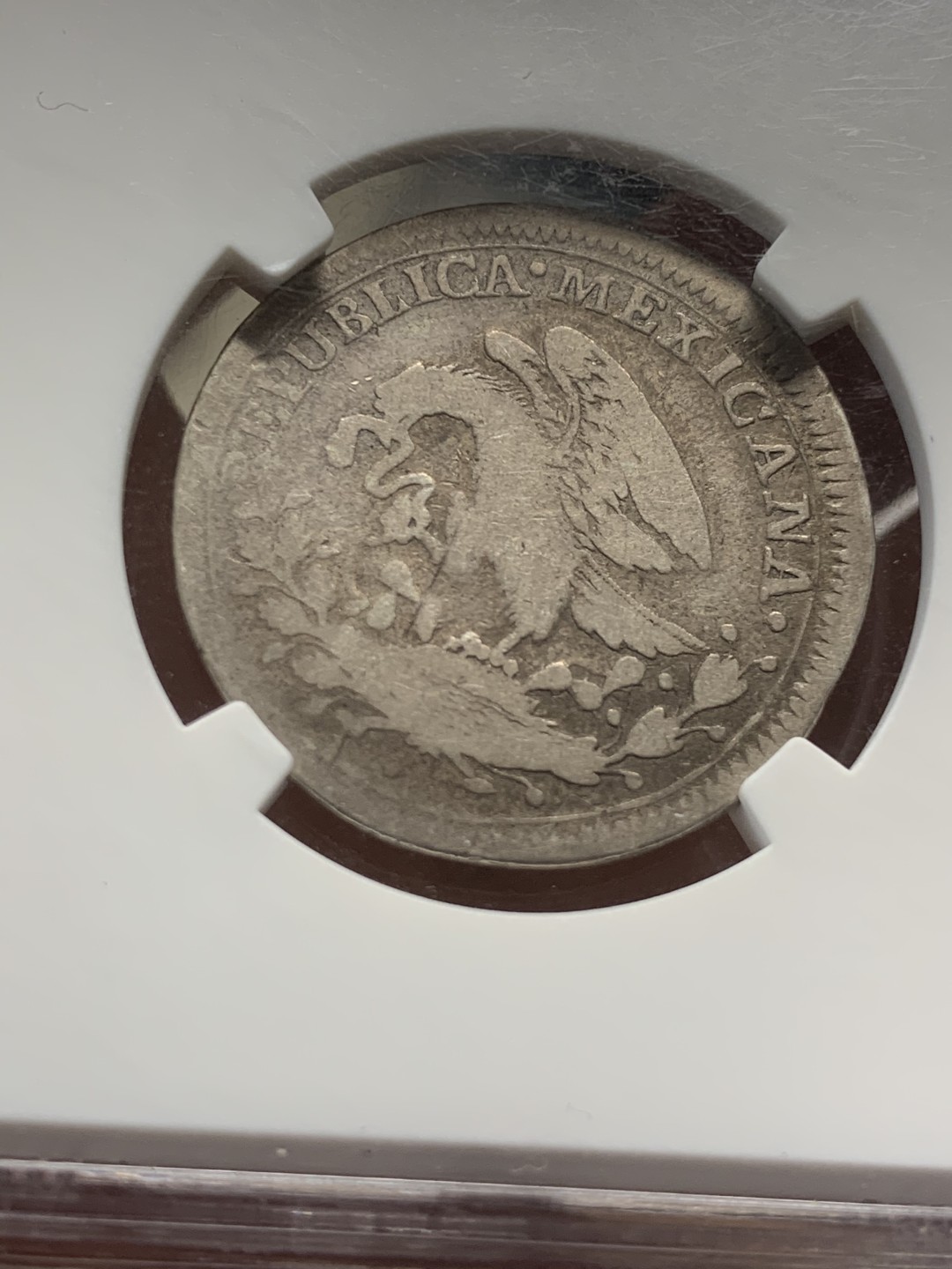 《竞宝斋》第44场-本周日，周一2场连拍（全场顺丰包邮） NGC VG8（亚军分）1824年墨西哥MO曲颈鹰2R银币（NO DOT BEFORE 2R），鹰洋鼻祖，P+N一起只有3枚记录，NO DOT BEFORE 2R 该版别少见