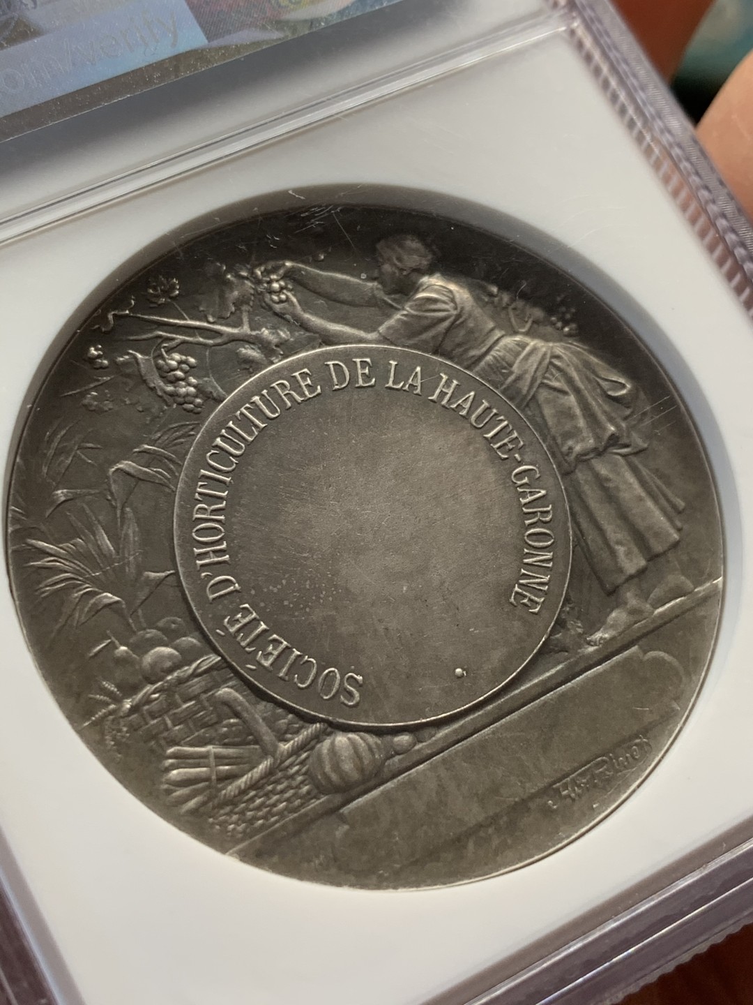 《竞宝斋》第44场-本周日，周一2场连拍（全场顺丰包邮） 法国加龙河园艺协会银章 NGC MS63 加厚盒子 双面黑包浆，黑的入骨入髓，说的就是这种，章的细节刻画的很好，背面未刻字，原汁原味，十分难得