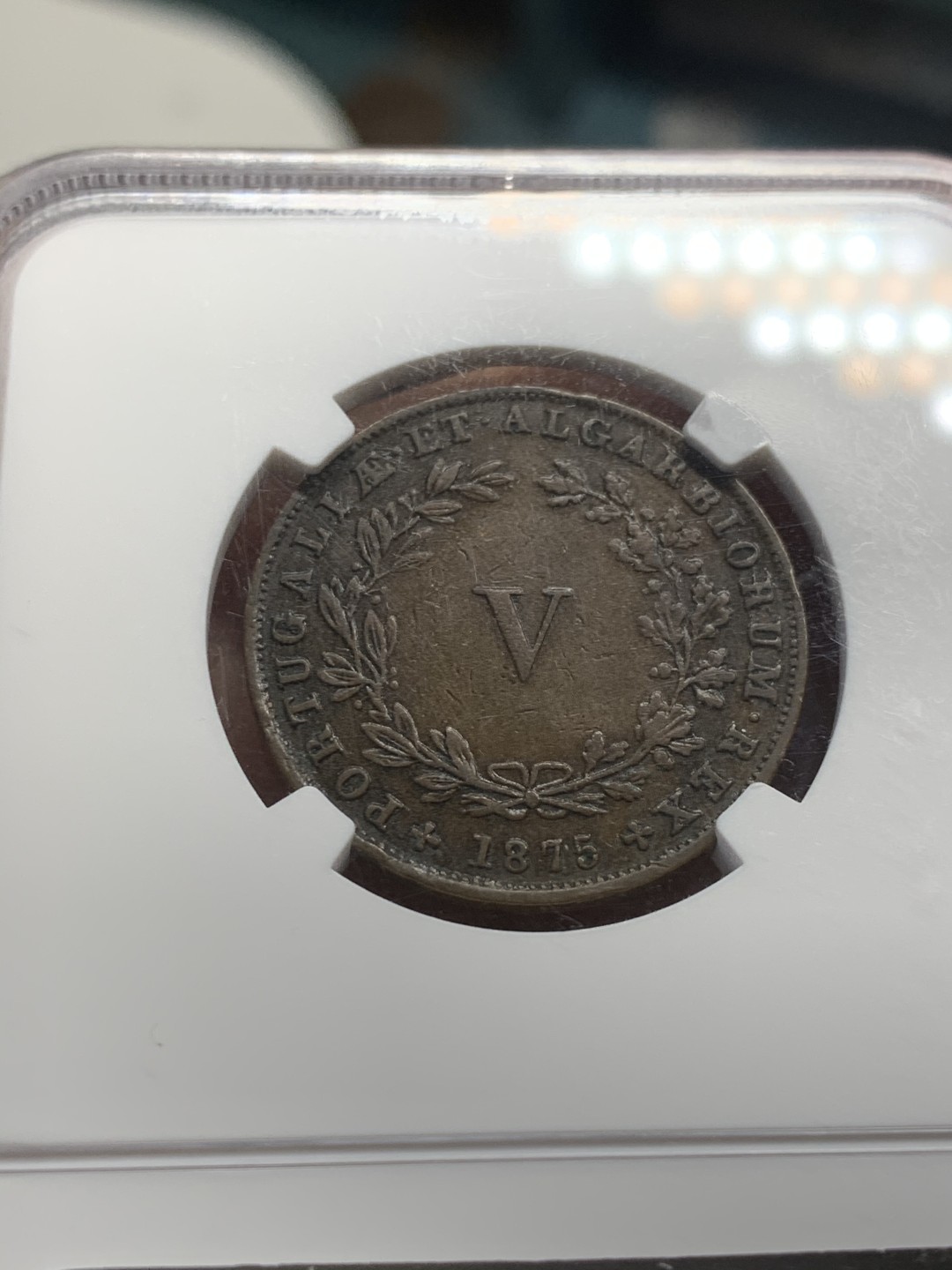 《竞宝斋》第44场-本周日，周一2场连拍（全场顺丰包邮） NGC评级 葡萄牙 1875年 5瑞斯 铜币 巧克力包浆 分数很迷不知道为啥判了清洗