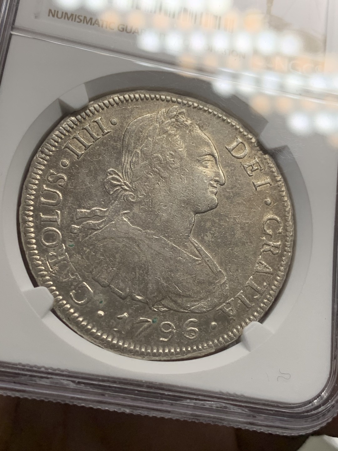 《竞宝斋》第44场-本周日，周一2场连拍（全场顺丰包邮） NGC评级 玻利维亚 1796年 卡四 双柱8R 大银币 双面深打 光线十足