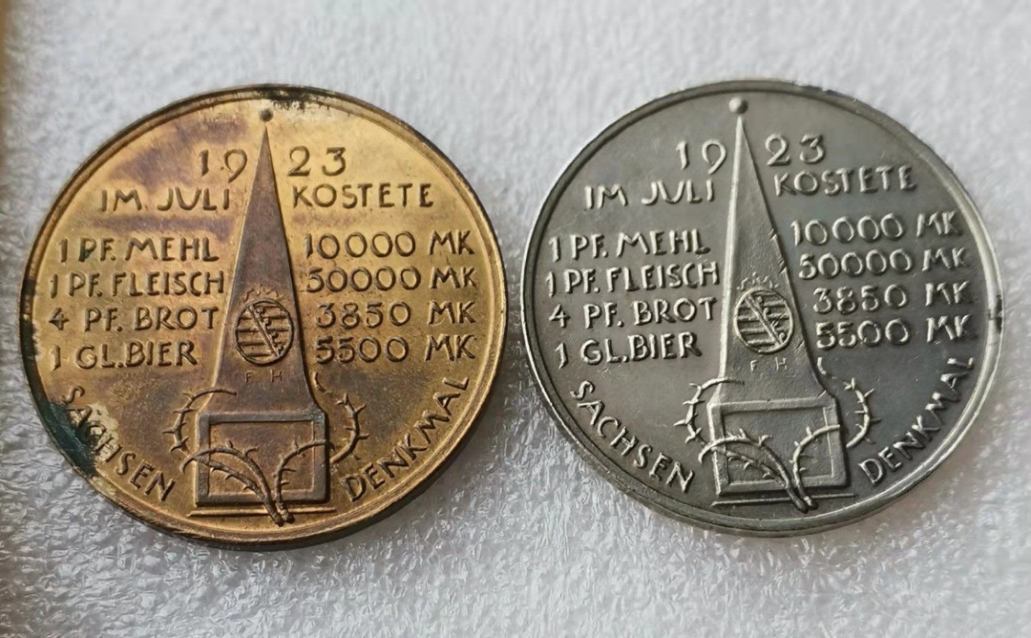 瓶子🏺第32期拍卖会 38mm克朗型德国1923年苦难生活纪念铜章、合金章1对（萨克森标记）