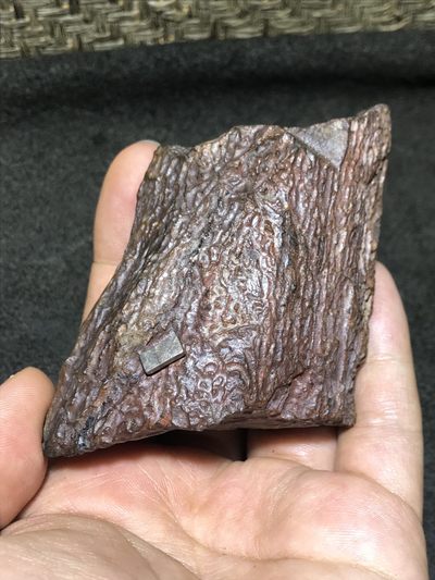 新疆库木塔格硅化铁微磁原石一块， - 新疆库木塔格硅化铁微磁原石一块，