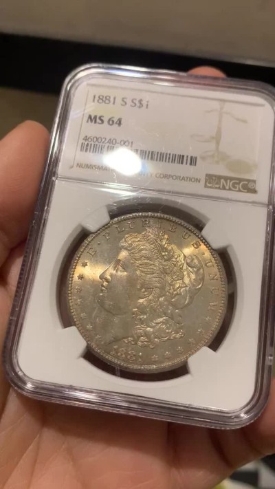 《竞宝斋》第44场-本周日，周一2场连拍（全场顺丰包邮） NGC-MS64 美国  1881年 摩根银币 原光五彩 镜面底板 非常漂亮
