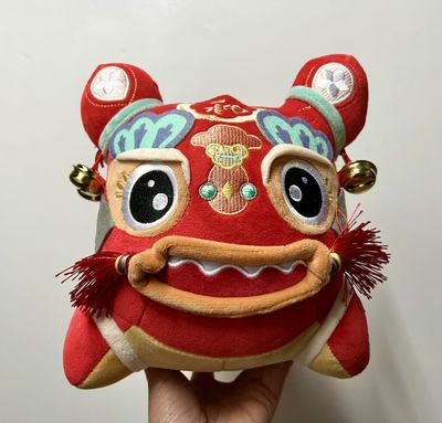 零元拍：2022壬寅年春节联欢晚会主持人撒贝宁、尼格买提、李思思、马凡舒，亲笔签名“生肖虎”！注：拍品只是一只，不是两只）哈哈哈，上次拍到小黄老斧的同学可千万别错过这只红老斧哦！正好可以配成一对。