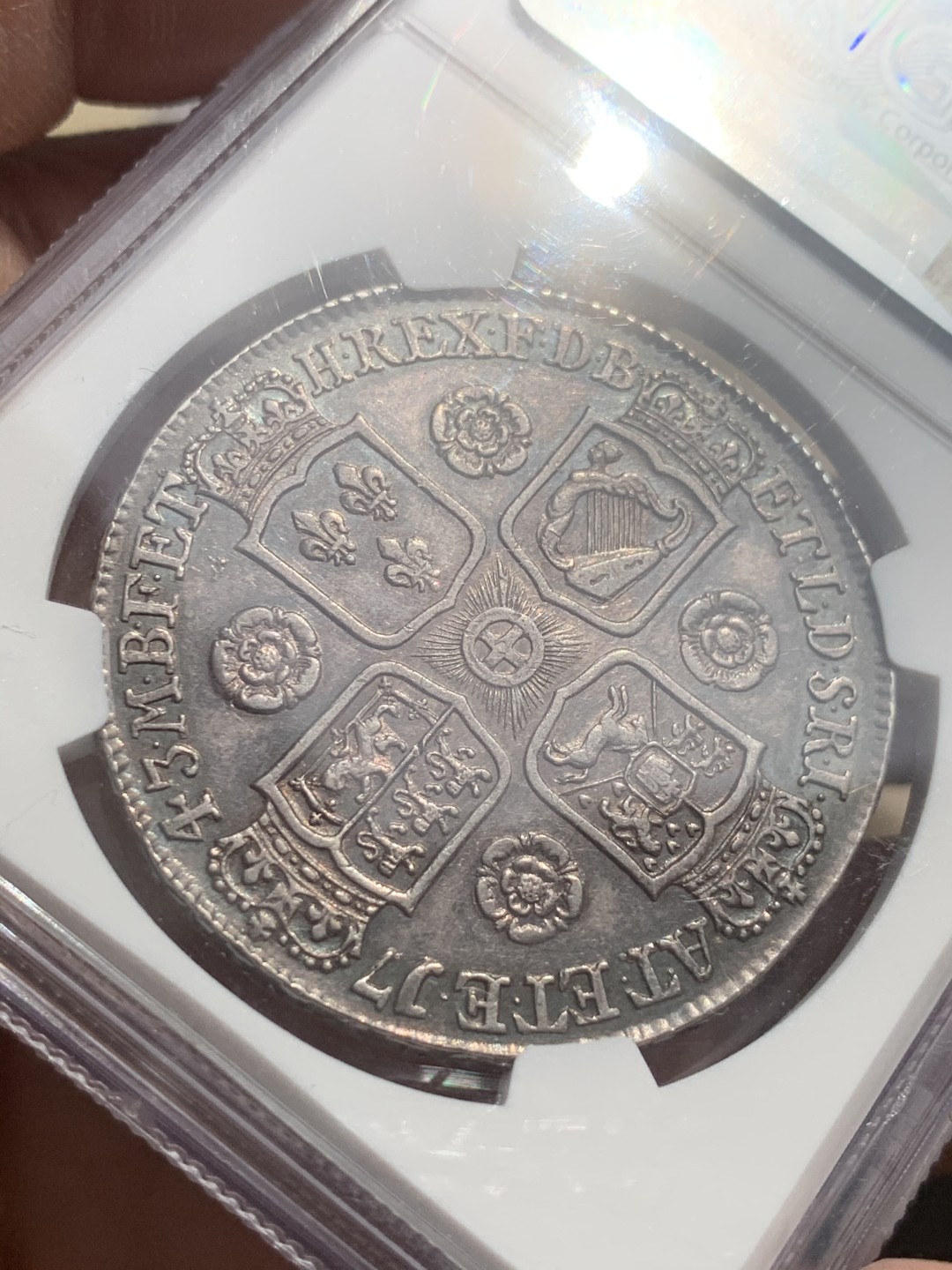 《竞宝斋》第44场-本周日，周一2场连拍（全场顺丰包邮） NGC-AU55 英国 1743年 1克朗银币 铁灰色包浆，细节上佳，乔治二世玫瑰克朗，汉诺威王朝早期克朗价格都不低