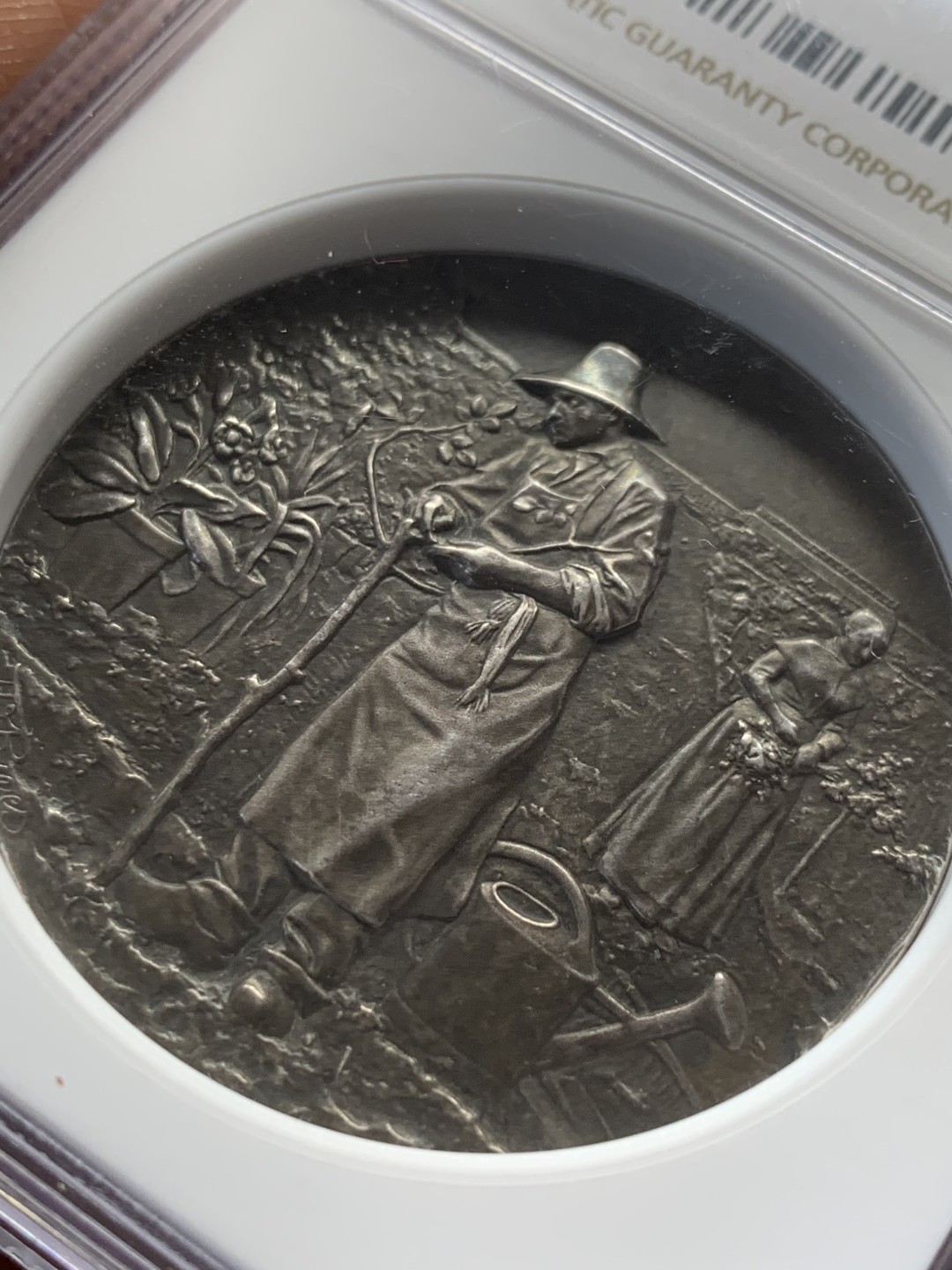 《竞宝斋》第44场-本周日，周一2场连拍（全场顺丰包邮） 法国加龙河园艺协会银章 NGC MS63 加厚盒子 双面黑包浆，黑的入骨入髓，说的就是这种，章的细节刻画的很好，背面未刻字，原汁原味，十分难得