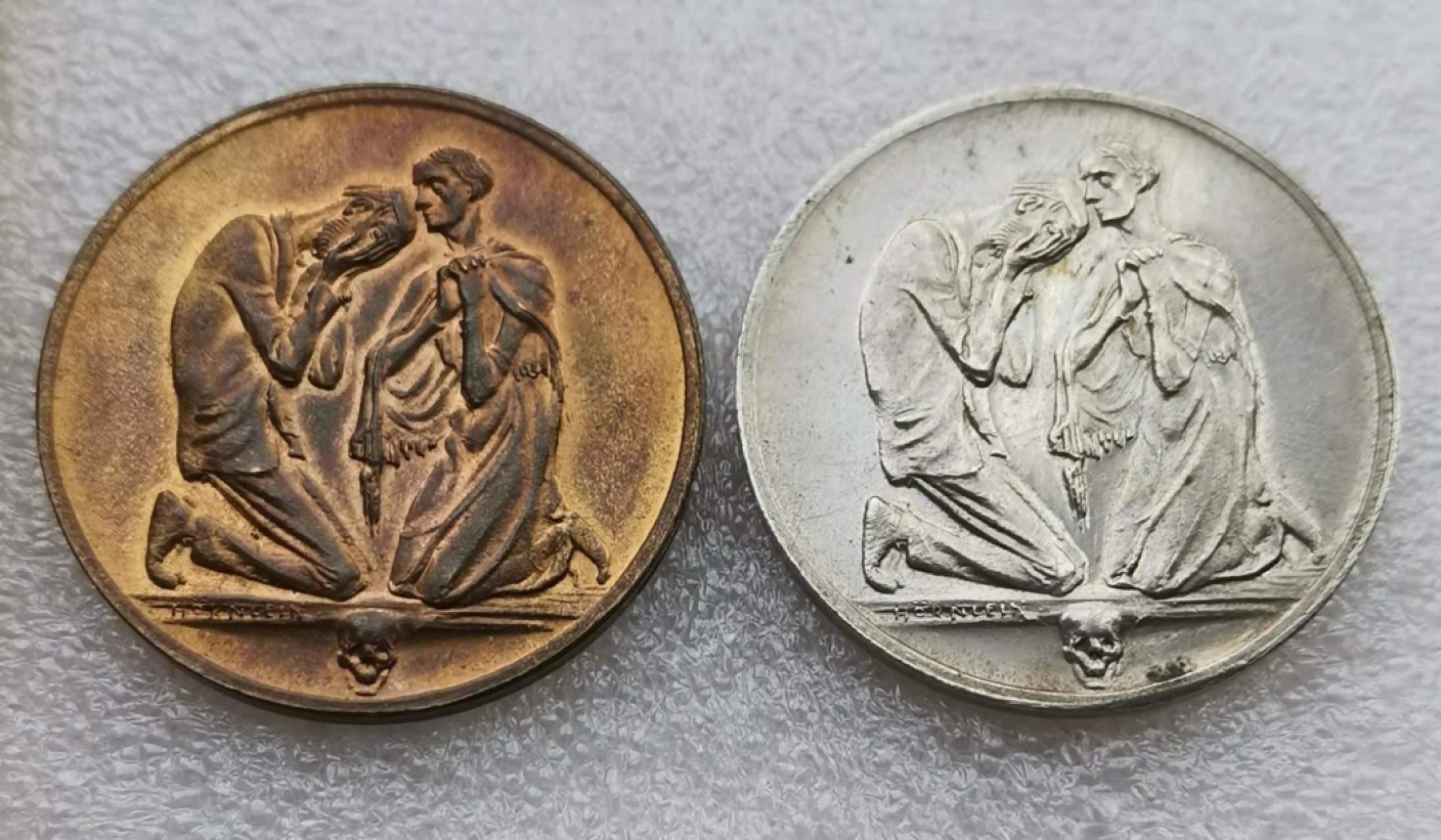 瓶子🏺第32期拍卖会 38mm克朗型德国1923年苦难生活纪念铜章、合金章1对（萨克森标记）