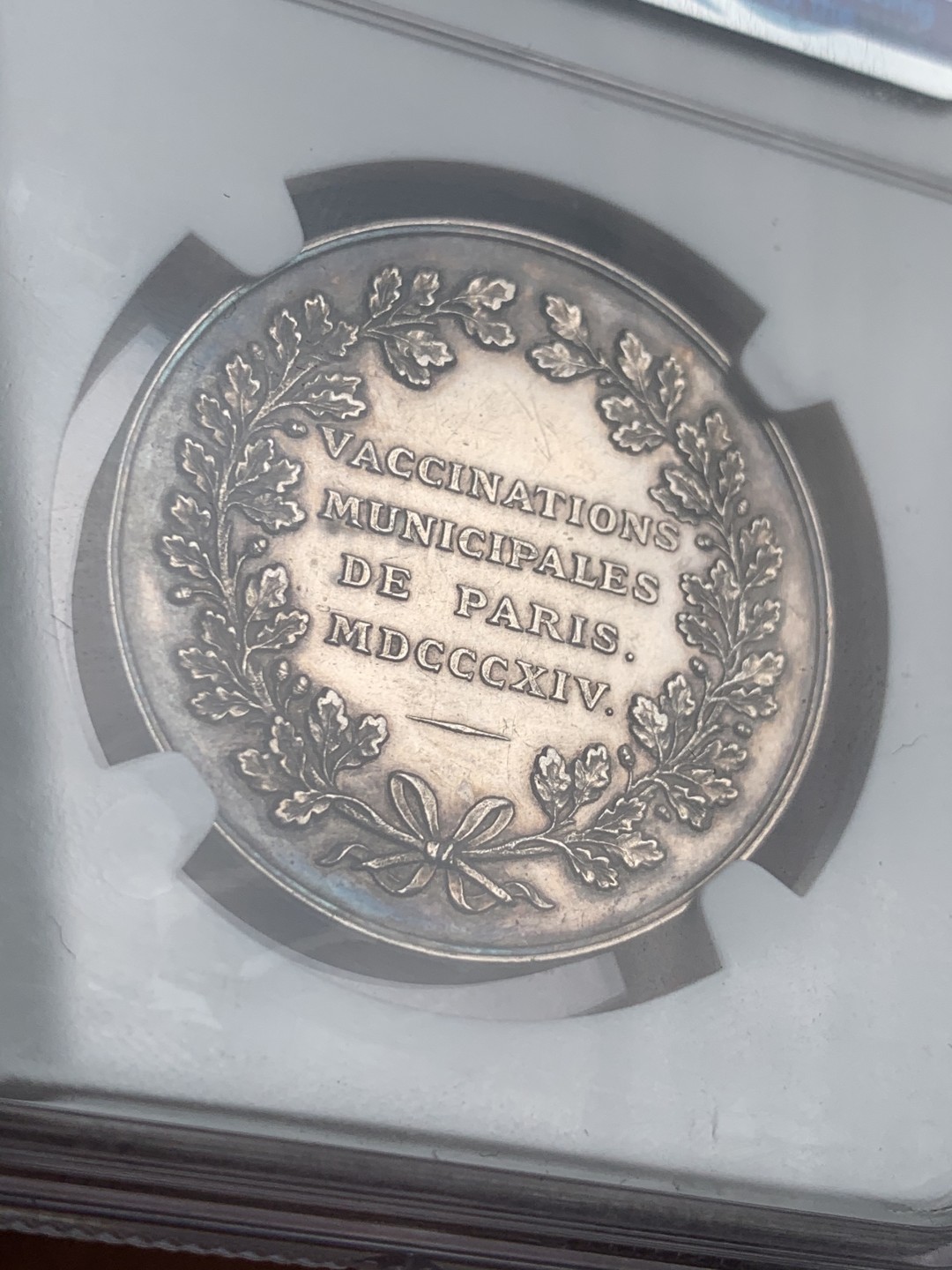 《竞宝斋》第44场-本周日，周一2场连拍（全场顺丰包邮） NGC AU58 法国1814年 接种牛痘纪念银章 直径33mm，黑包浆，环彩，高浮雕