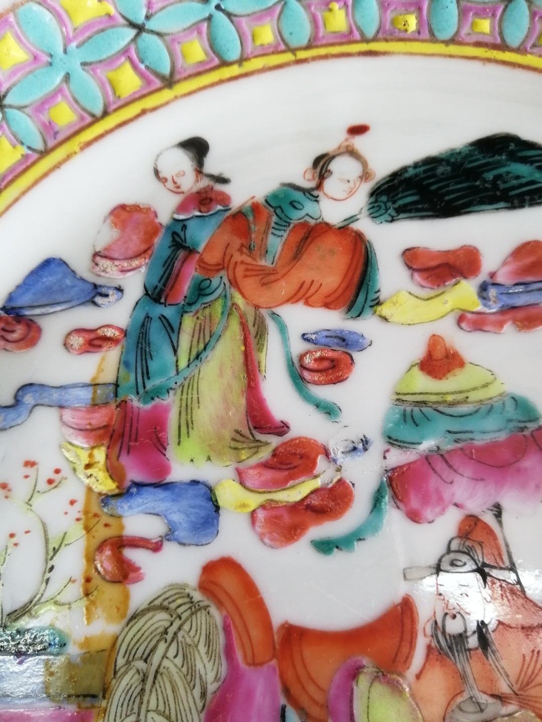 包真包老到代之清代光绪粉彩伍子胥遇仙人物故事纹大盘全品相！ 规格尺寸：盘口径约21.5厘米。品相描述：完美全品相！有岁月苍桑留下厚重的包桨感，发色艳丽完美～画工有很高的艺术价值，属细路份！有很好的收藏价值！详细就看图片，手机自然光下拍摄，无修图，实物比照片好看。