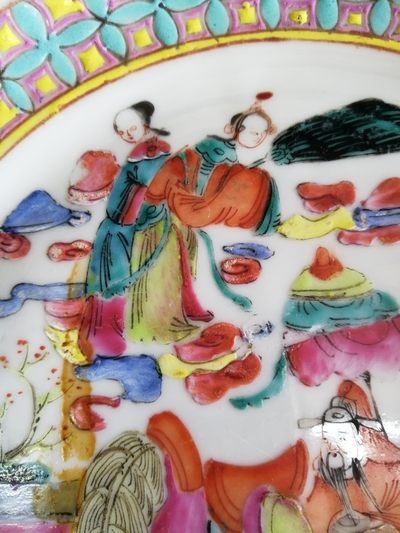 包真包老到代之清代光绪粉彩伍子胥遇仙人物故事纹大盘全品相！ 规格尺寸：盘口径约21.5厘米。品相描述：完美全品相！有岁月苍桑留下厚重的包桨感，发色艳丽完美～画工有很高的艺术价值，属细路份！有很好的收藏价值！详细就看图片，手机自然光下拍摄，无修图，实物比照片好看。 包真包老到代之清代光绪粉彩伍子胥遇仙人物故事纹大盘全品相！ 规格尺寸：盘口径约21.5厘米。品相描述：完美全品相！有岁月苍桑留下厚重的包桨感，发色艳丽完美～画工有很高的艺术价值，属细路份！有很好的收藏价值！详细就看图片，手机自然光下拍摄，无修图，实物比照片好看。