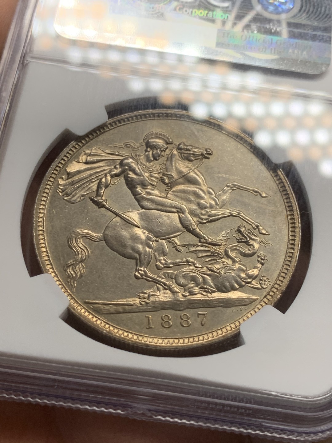 《竞宝斋》第44场-本周日，周一2场连拍（全场顺丰包邮） NGC UNC品质 英国 1887年 维多利亚 高冠 马剑克朗 大银币 剑锋清晰 难得佳品