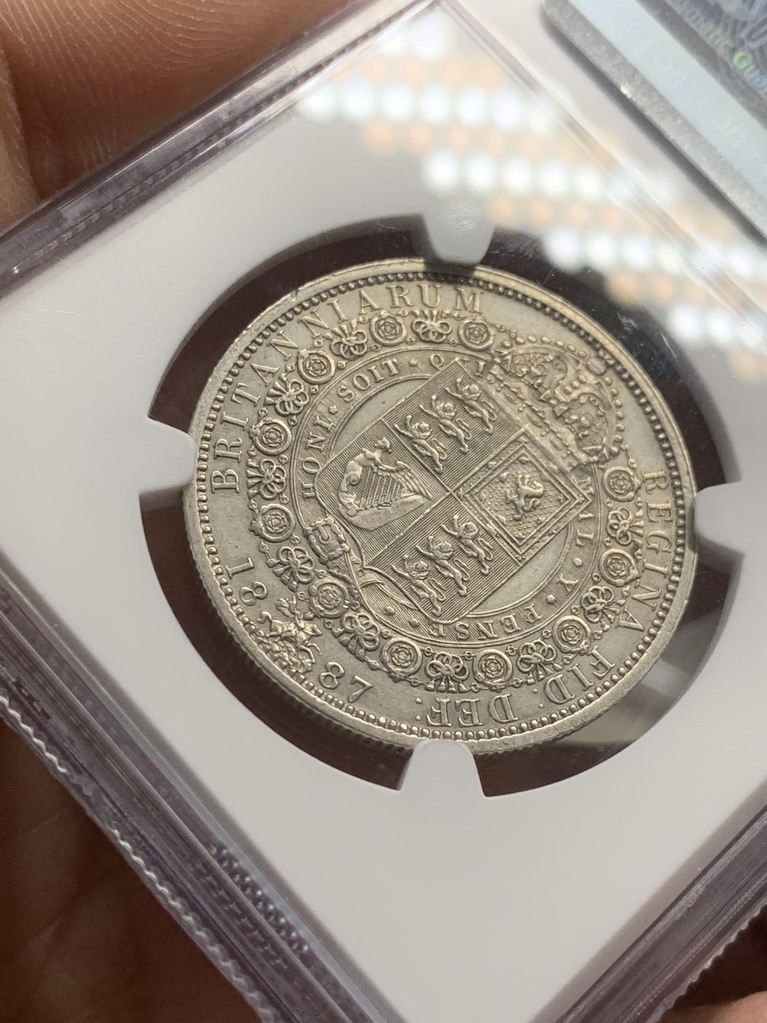 《竞宝斋》第44场-本周日，周一2场连拍（全场顺丰包邮） NGC严评 AUD1887英国维多利亚高冠半克朗1/2克朗银币，1887年为维多利亚高冠克朗首年，英系入门好品种，状态不错，细节好