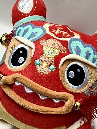 零元拍：2022壬寅年春节联欢晚会主持人撒贝宁、尼格买提、李思思、马凡舒，亲笔签名“生肖虎”！注：拍品只是一只，不是两只）哈哈哈，上次拍到小黄老斧的同学可千万别错过这只红老斧哦！正好可以配成一对。