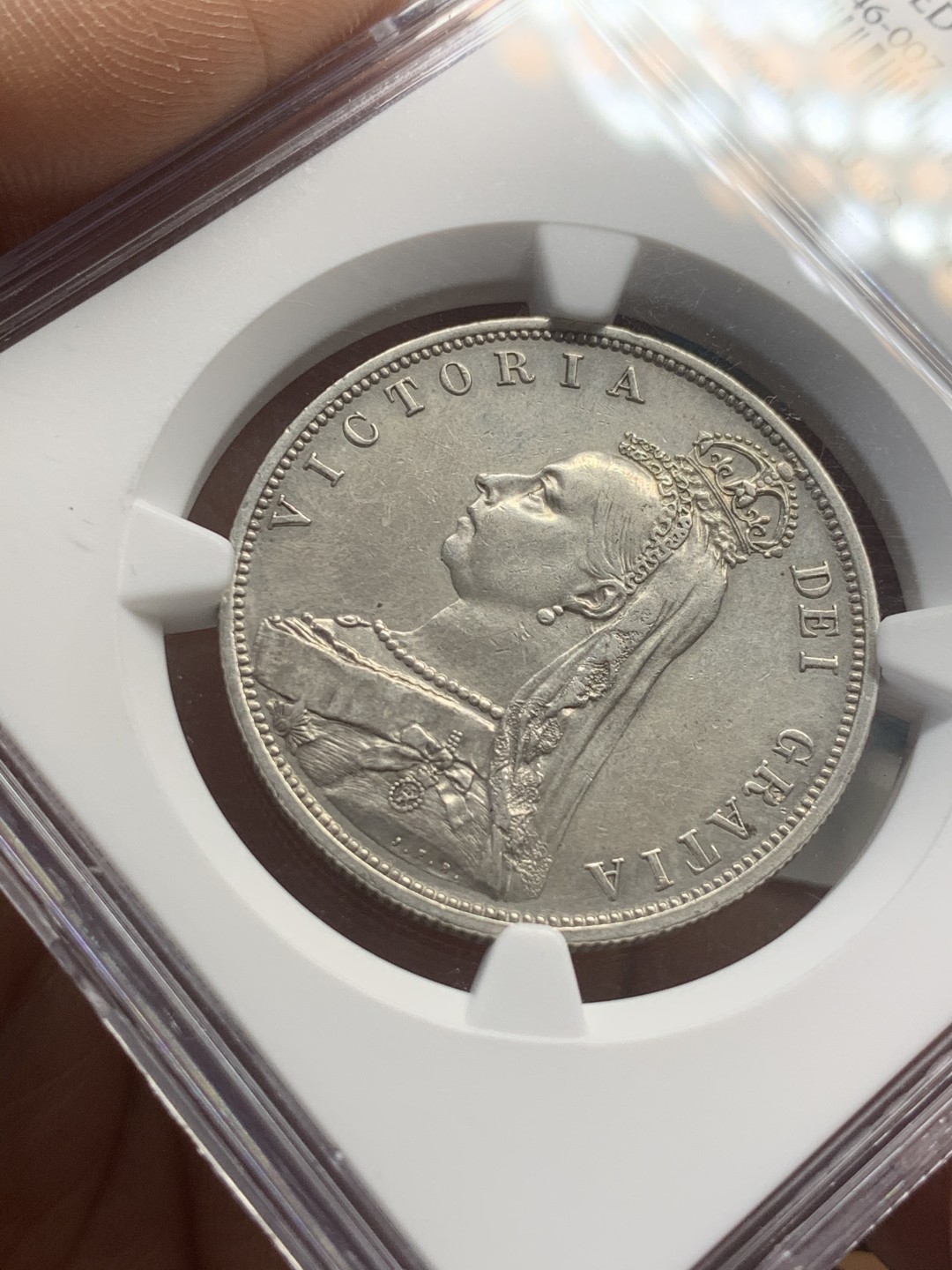 《竞宝斋》第44场-本周日，周一2场连拍（全场顺丰包邮） NGC严评 AUD1887英国维多利亚高冠半克朗1/2克朗银币，1887年为维多利亚高冠克朗首年，英系入门好品种，状态不错，细节好