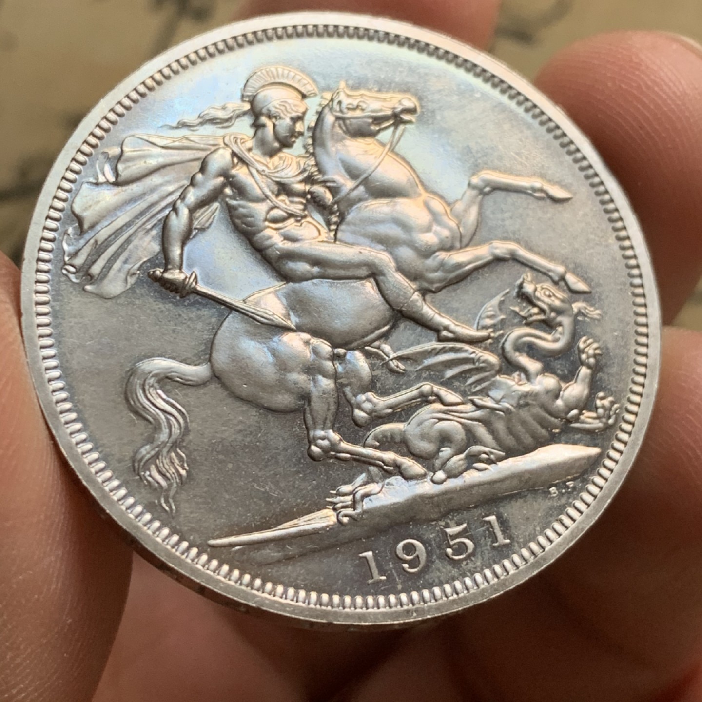 《竞宝斋》第44场-本周日，周一2场连拍（全场顺丰包邮） 英国 1951年乔治六世最后的马剑克朗镍币（原盒+证书）好包浆