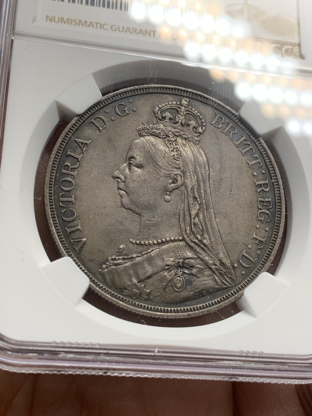 《竞宝斋》第44场-本周日，周一2场连拍（全场顺丰包邮） NGC AU53 黑彩深包浆 英国 1887年 维多利亚 高冠 马剑克朗银币 包浆币给分实在不容易