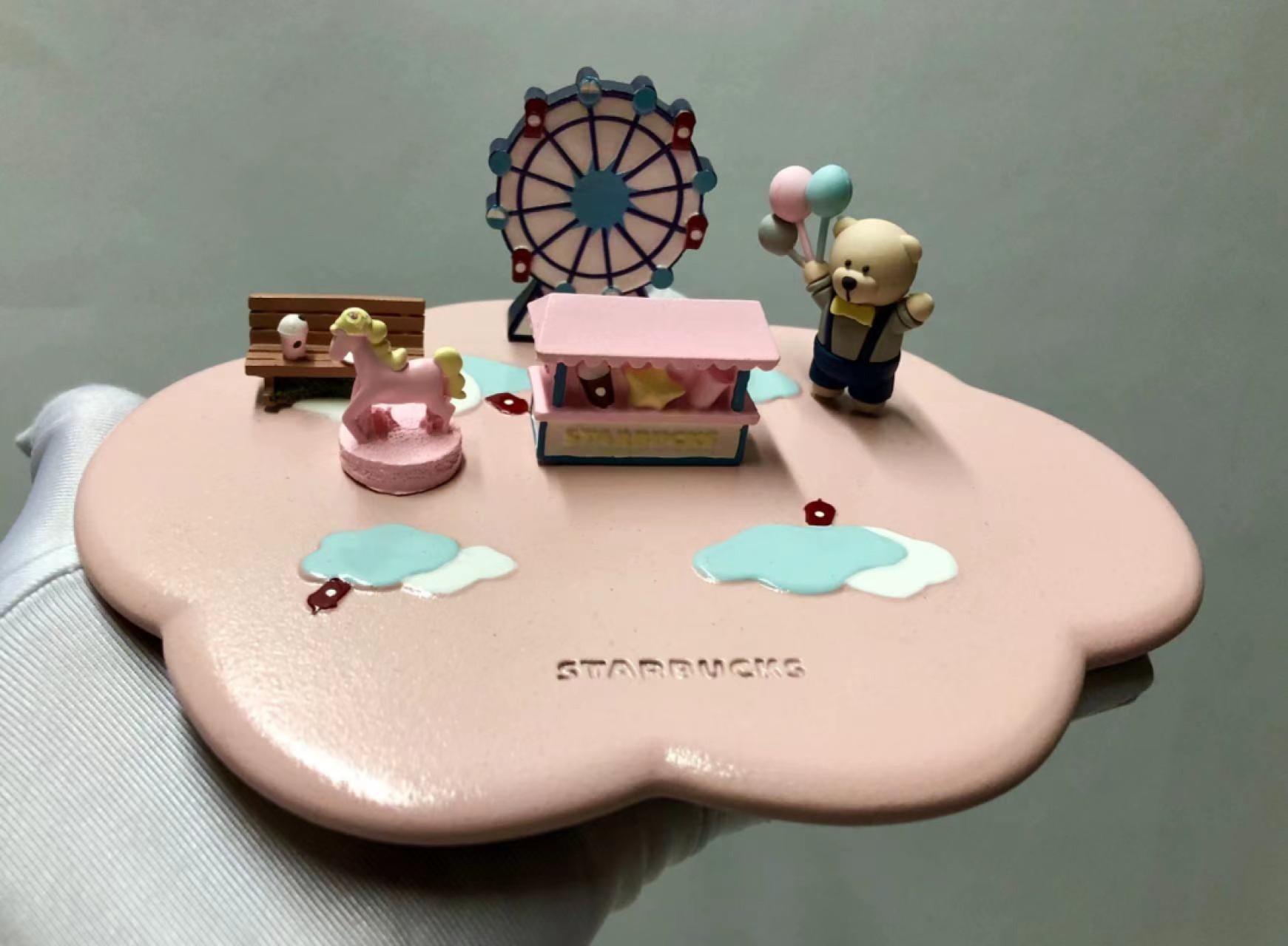 零元拍：原品全新星巴克圣诞节日庆典游乐场情景咖啡杯垫。独特的游乐场造型
