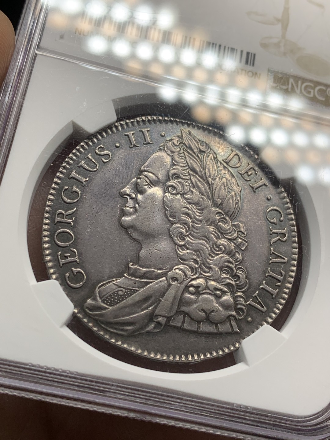 《竞宝斋》第44场-本周日，周一2场连拍（全场顺丰包邮） NGC-AU55 英国 1743年 1克朗银币 铁灰色包浆，细节上佳，乔治二世玫瑰克朗，汉诺威王朝早期克朗价格都不低