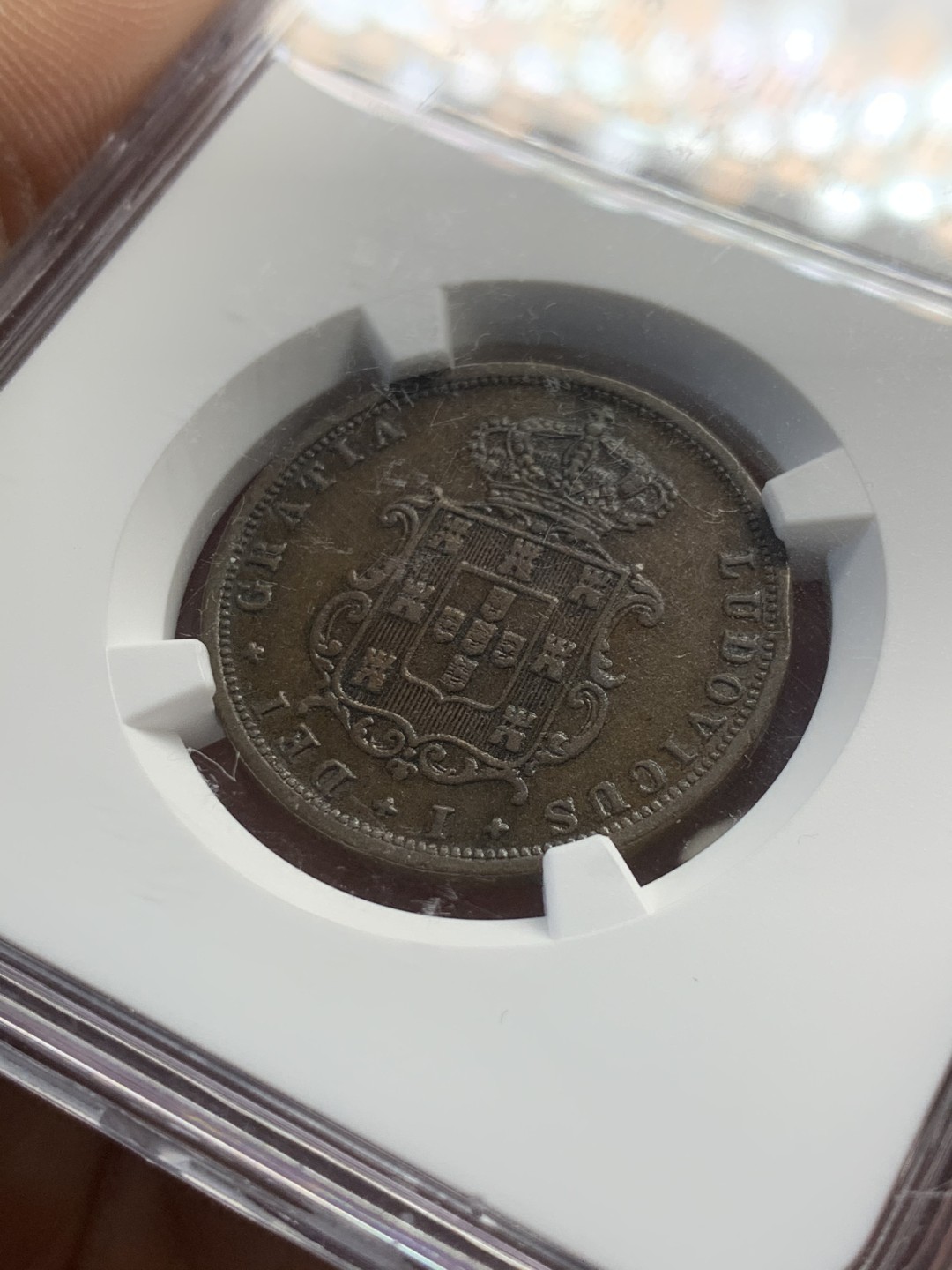 《竞宝斋》第44场-本周日，周一2场连拍（全场顺丰包邮） NGC评级 葡萄牙 1875年 5瑞斯 铜币 巧克力包浆 分数很迷不知道为啥判了清洗