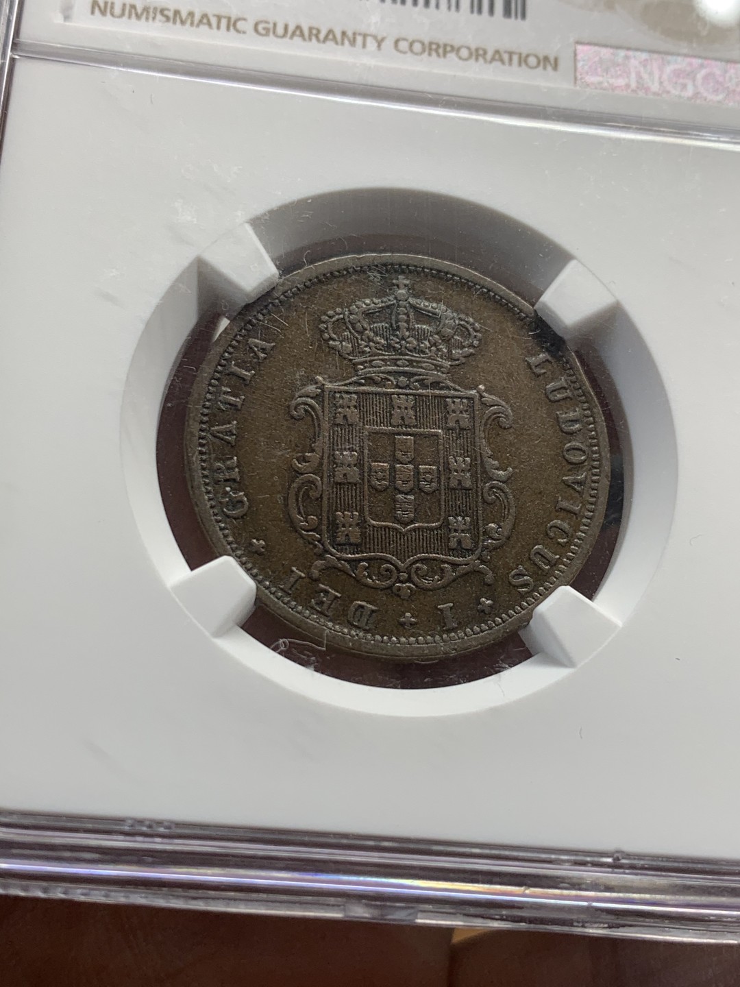 《竞宝斋》第44场-本周日，周一2场连拍（全场顺丰包邮） NGC评级 葡萄牙 1875年 5瑞斯 铜币 巧克力包浆 分数很迷不知道为啥判了清洗
