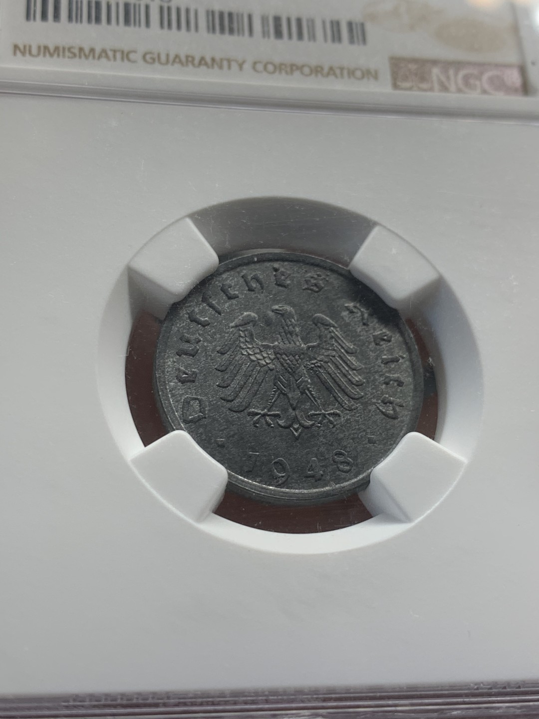 《竞宝斋》第44场-本周日，周一2场连拍（全场顺丰包邮） NGC MS63 盟军占德国 1948年F 10芬尼 拔毛鹰 锌币 锌币出分不易 63分已经算是高分了！