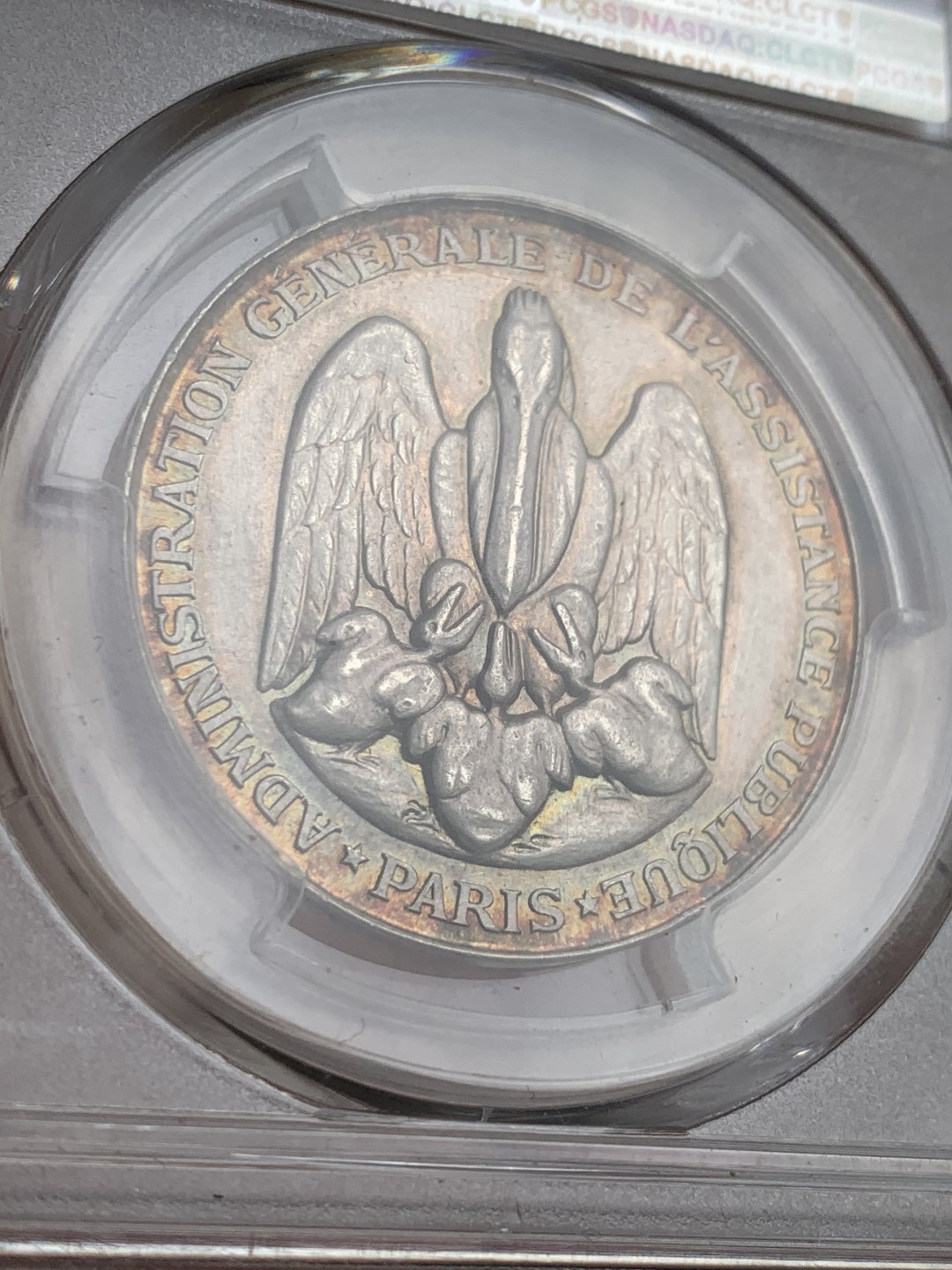 《竞宝斋》第44场-本周日，周一2场连拍（全场顺丰包邮） PCGS UNC 法国 1880年巴黎公共援助总局纪念银章 正面荷马头像 高浮雕 背面鸬鹚喂幼 正面两面金色环彩 特别招人喜爱