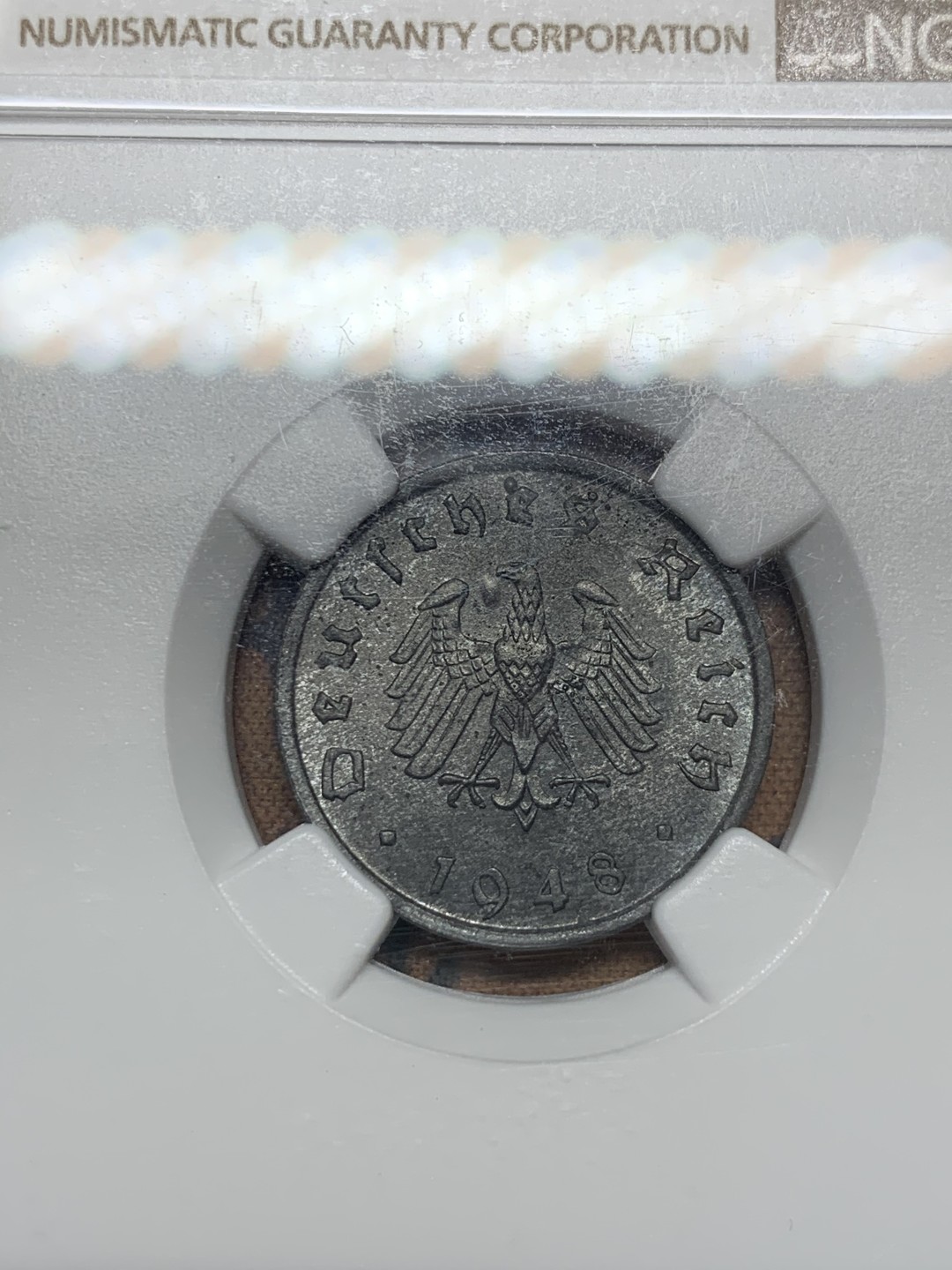 《竞宝斋》第44场-本周日，周一2场连拍（全场顺丰包邮） NGC MS63 盟军占德国 1948年F 10芬尼 拔毛鹰 锌币 锌币出分不易 63分已经算是高分了！