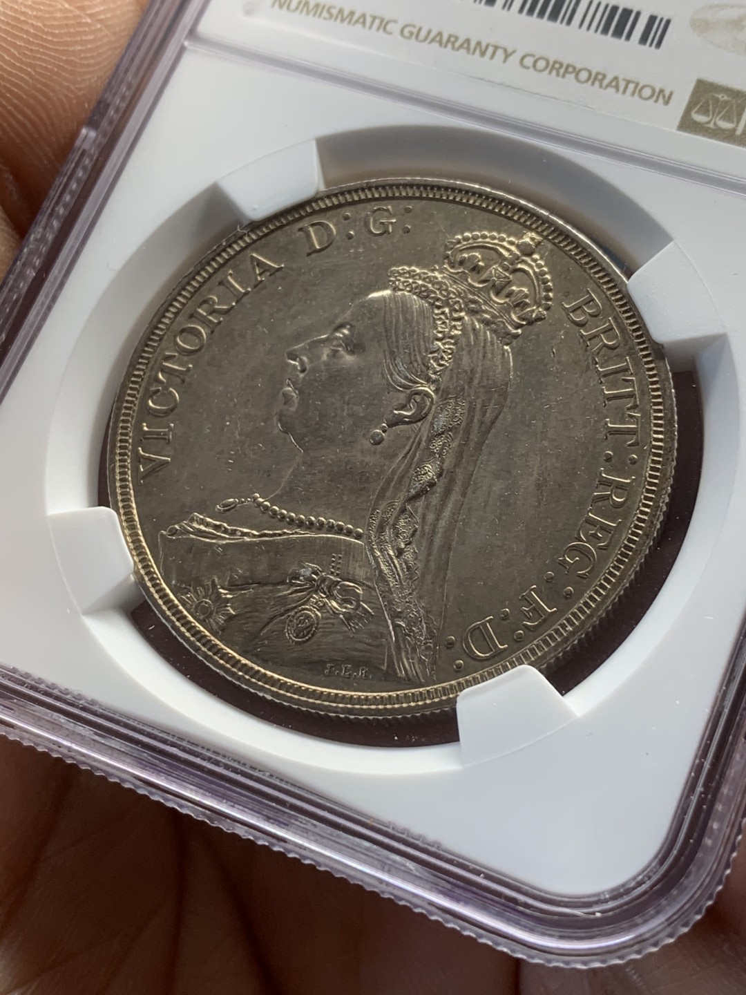 《竞宝斋》第44场-本周日，周一2场连拍（全场顺丰包邮） NGC UNC品质 英国 1887年 维多利亚 高冠 马剑克朗 大银币 剑锋清晰 难得佳品