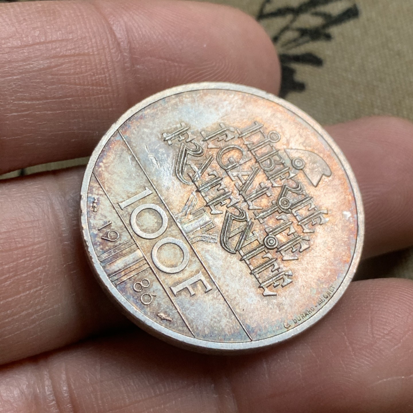 《竞宝斋》第44场-本周日，周一2场连拍（全场顺丰包邮） 法国 1886-1986 法国送给美国自由女神像纪念 100法郎 银币 五彩转光 车轮光 完全未使用好状态！