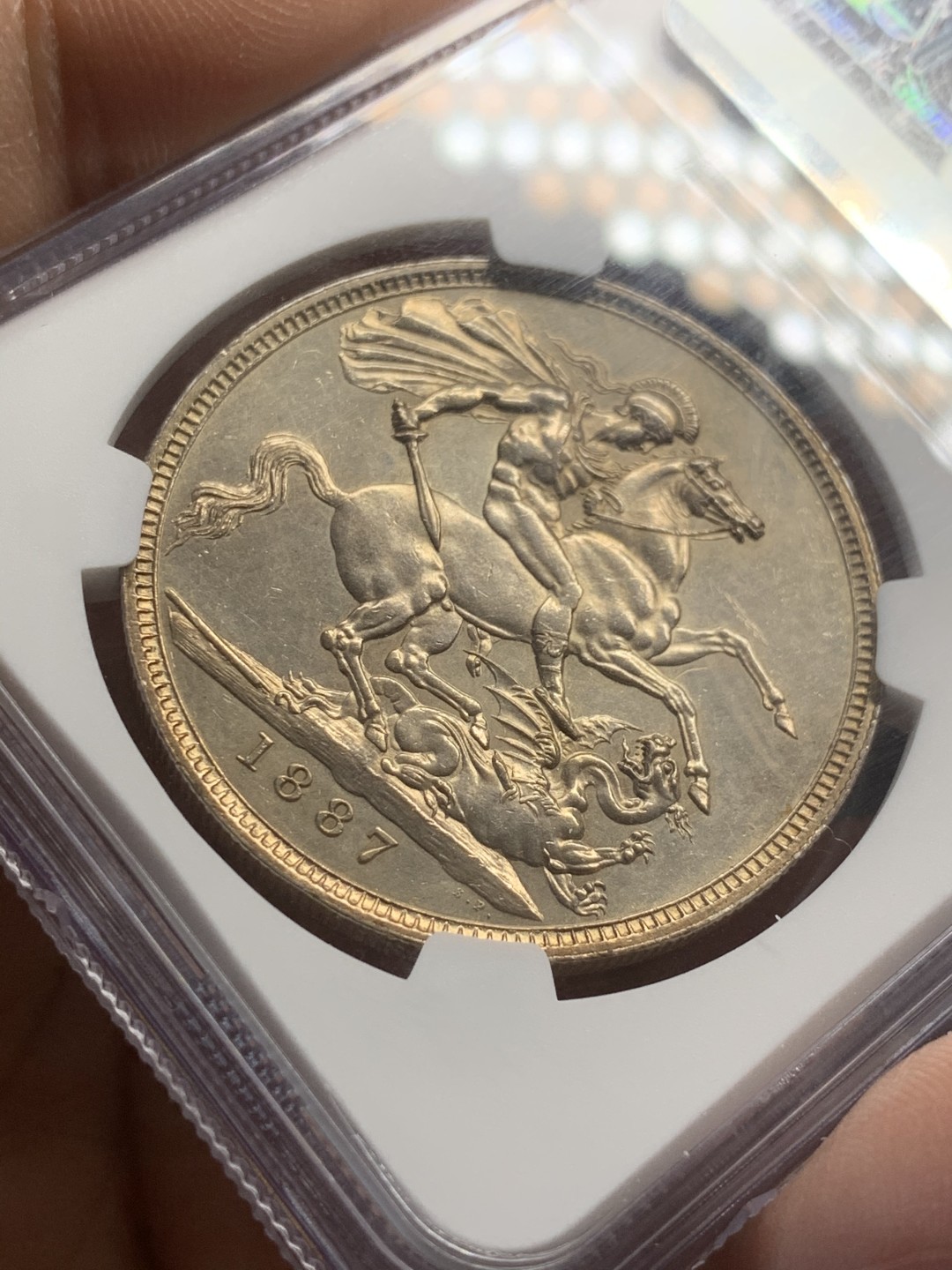 《竞宝斋》第44场-本周日，周一2场连拍（全场顺丰包邮） NGC UNC品质 英国 1887年 维多利亚 高冠 马剑克朗 大银币 剑锋清晰 难得佳品