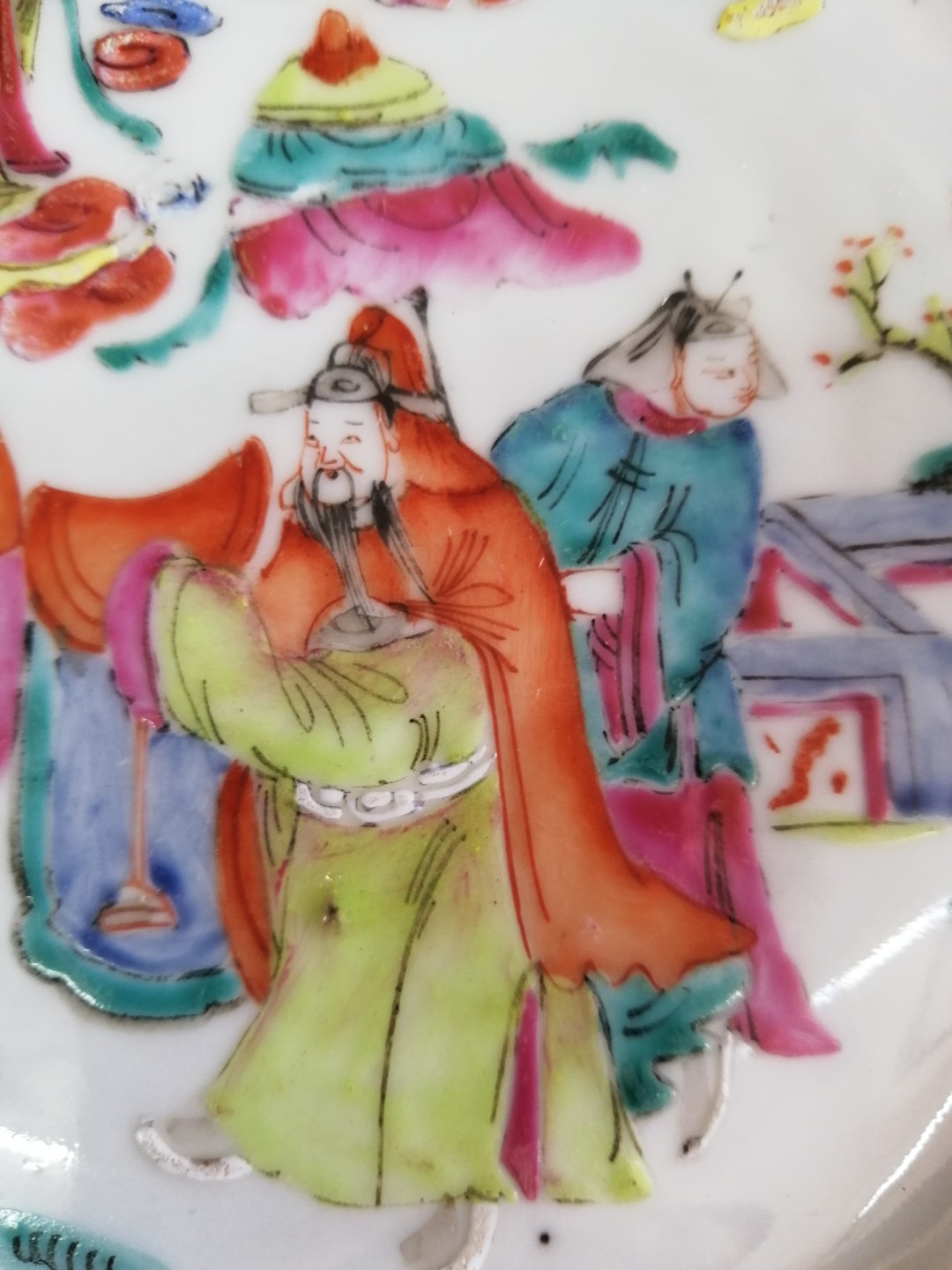 包真包老到代之清代光绪粉彩伍子胥遇仙人物故事纹大盘全品相！ 规格尺寸：盘口径约21.5厘米。品相描述：完美全品相！有岁月苍桑留下厚重的包桨感，发色艳丽完美～画工有很高的艺术价值，属细路份！有很好的收藏价值！详细就看图片，手机自然光下拍摄，无修图，实物比照片好看。