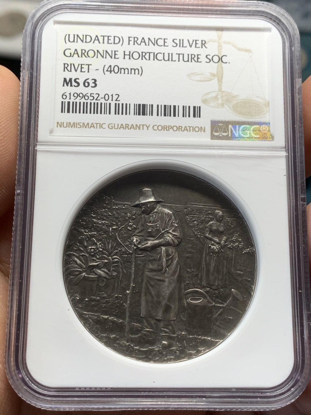 《竞宝斋》第44场-本周日，周一2场连拍（全场顺丰包邮） 法国加龙河园艺协会银章 NGC MS63 加厚盒子 双面黑包浆，黑的入骨入髓，说的就是这种，章的细节刻画的很好，背面未刻字，原汁原味，十分难得