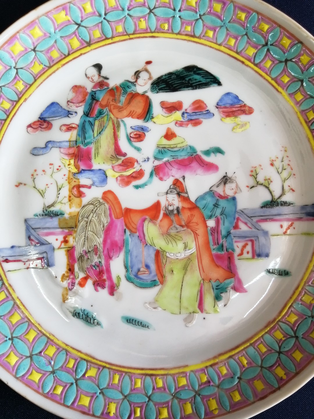 包真包老到代之清代光绪粉彩伍子胥遇仙人物故事纹大盘全品相！ 规格尺寸：盘口径约21.5厘米。品相描述：完美全品相！有岁月苍桑留下厚重的包桨感，发色艳丽完美～画工有很高的艺术价值，属细路份！有很好的收藏价值！详细就看图片，手机自然光下拍摄，无修图，实物比照片好看。
