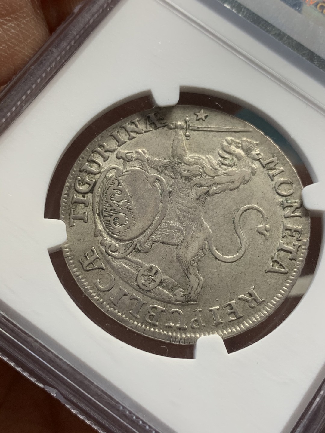 《竞宝斋》第44场-本周日，周一2场连拍（全场顺丰包邮） 1768年瑞士苏黎世景观1/2泰勒银币（小狮子持剑）NGC AU50 景观面、狮子细节都相当不易