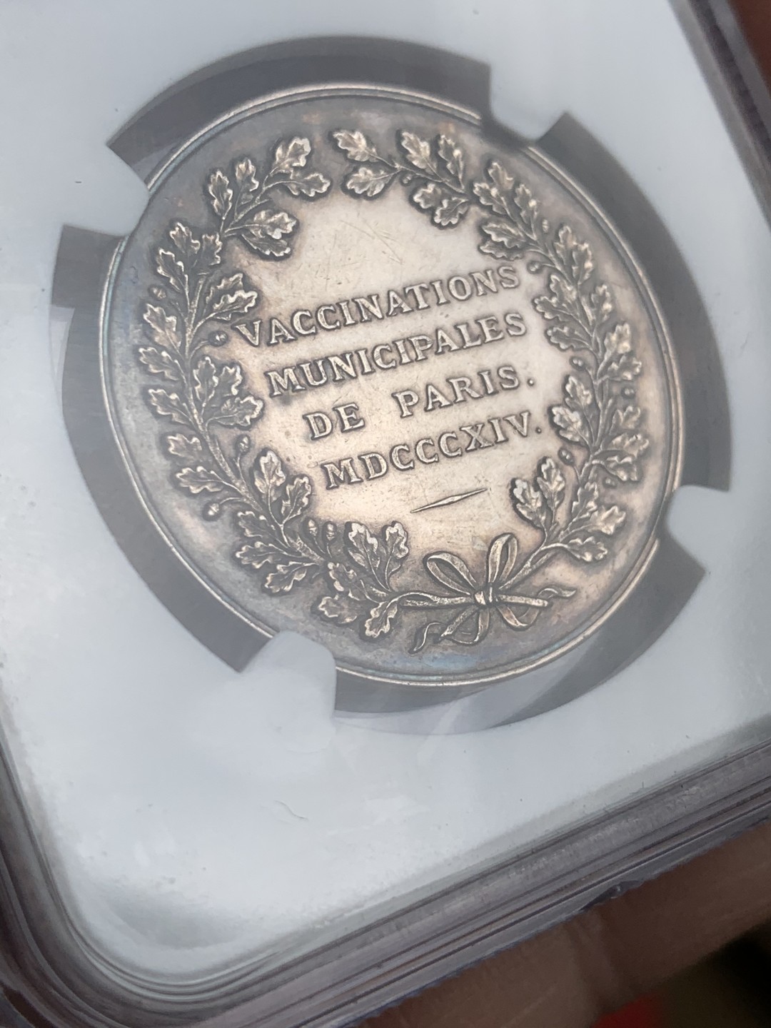 《竞宝斋》第44场-本周日，周一2场连拍（全场顺丰包邮） NGC AU58 法国1814年 接种牛痘纪念银章 直径33mm，黑包浆，环彩，高浮雕