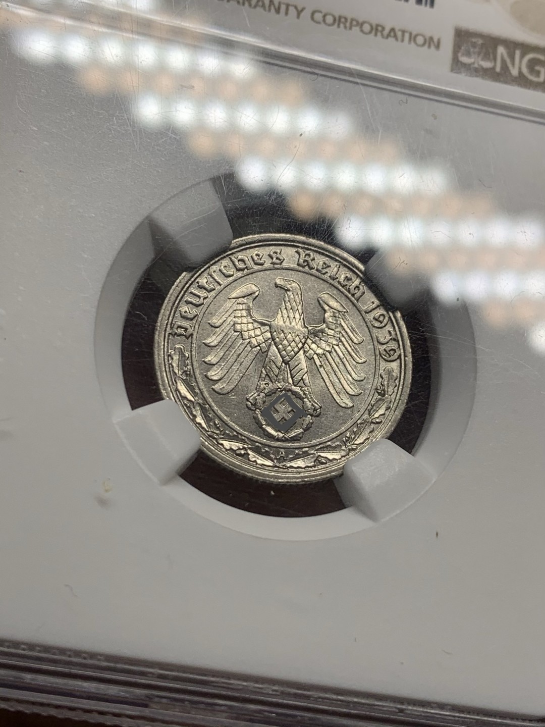 《竞宝斋》第44场-本周日，周一2场连拍（全场顺丰包邮） NGC MS63 德三 1939A 50芬尼 镍币 因为回炉造武器存世稀少 固也叫坦克币 此币存世少高分更是寥寥无几！ 63分可以算是季军分数了！