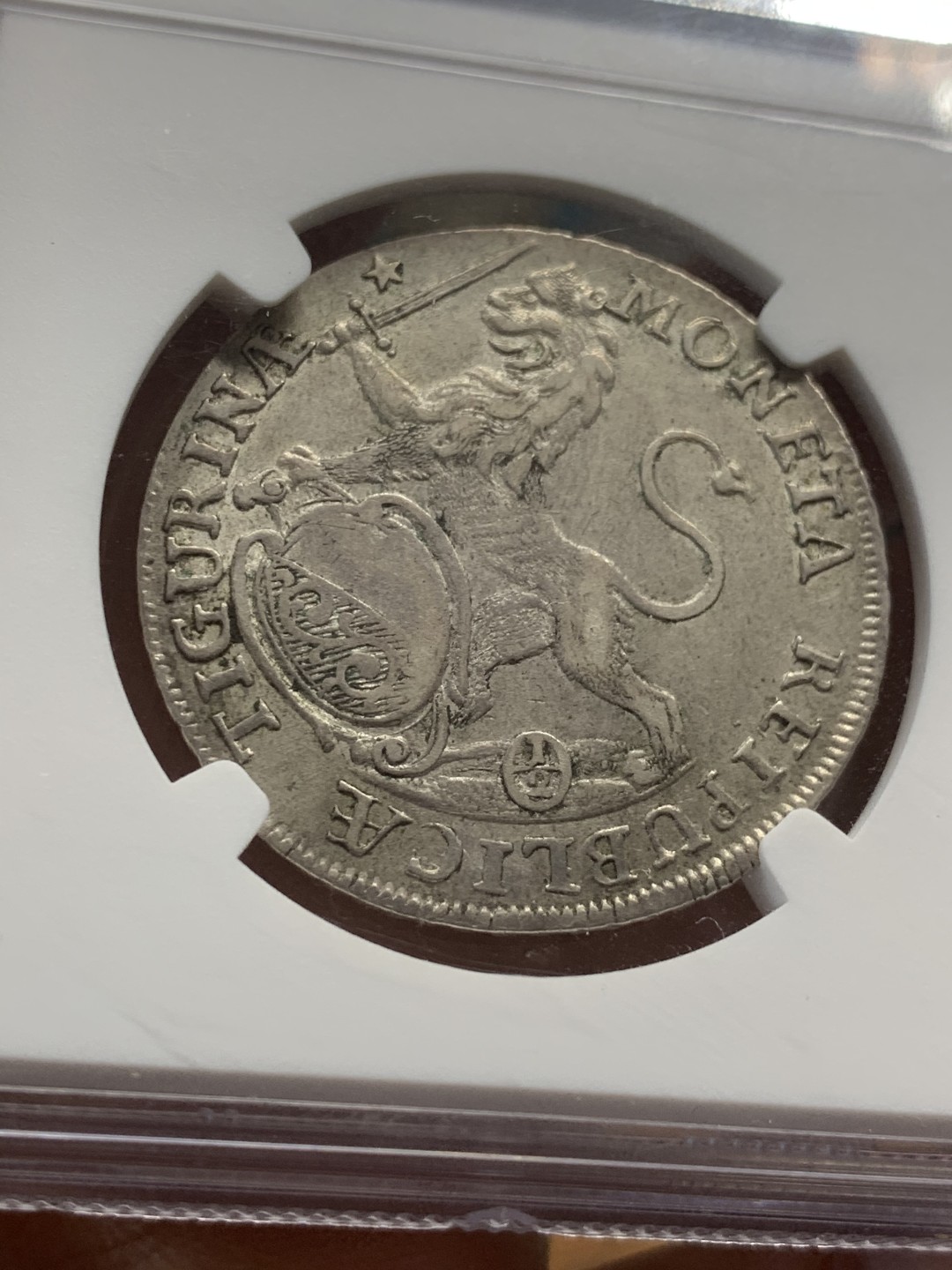 《竞宝斋》第44场-本周日，周一2场连拍（全场顺丰包邮） 1768年瑞士苏黎世景观1/2泰勒银币（小狮子持剑）NGC AU50 景观面、狮子细节都相当不易