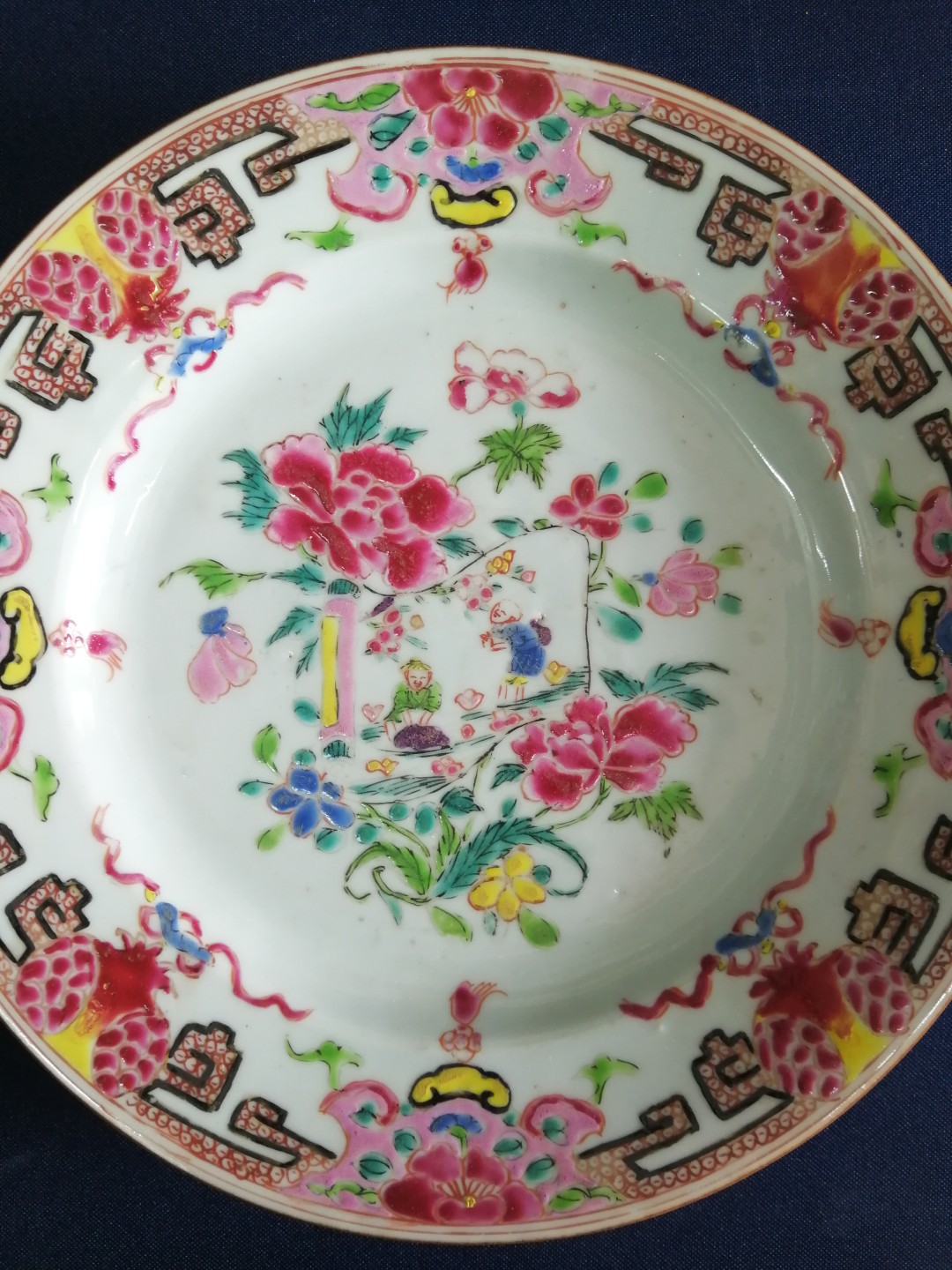 包真包老到代之清代雍正粉彩牡丹开光缨戏纹大盘！ 规格尺寸：盘口径约23厘米。品相描述：基本全品相，盘底有隐鸡爪纹但不透，其它的完好！有岁月苍桑留下厚重的包桨感，发色艳丽完美～画工有很高的艺术价值，属收藏细路份！有很好的收藏价值！详细就看图片，手机自然光下拍摄，无修图，实物比照片好看。