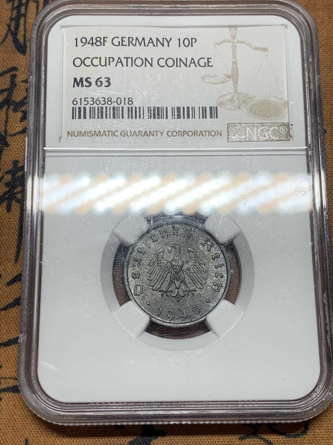 《竞宝斋》第44场-本周日，周一2场连拍（全场顺丰包邮） NGC MS63 盟军占德国 1948年F 10芬尼 拔毛鹰 锌币 锌币出分不易 63分已经算是高分了！