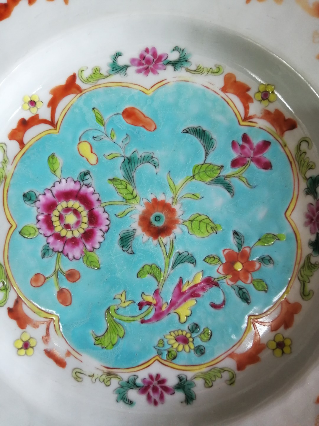 包真包老到代之清代乾隆粉彩绿松石底釉缠枝花卉纹花口大盘全品相！ 规格尺寸：盘口径约23.3厘米。品相描述：基本全品相完好！有岁月苍桑留下厚重的包桨感，发色艳丽完美～画工有很高的艺术价值，属收藏细路份！有很好的收藏价值！详细就看图片，手机自然光下拍摄，无修图，实物比照片好看。
